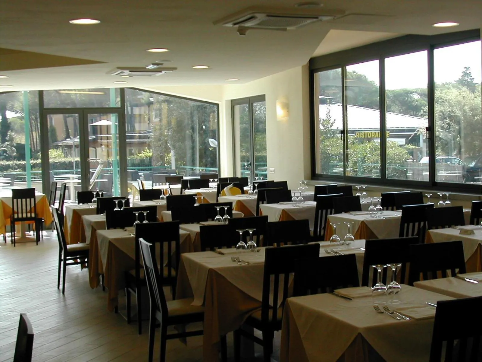 Restaurant/places to eat in Hotel Flora