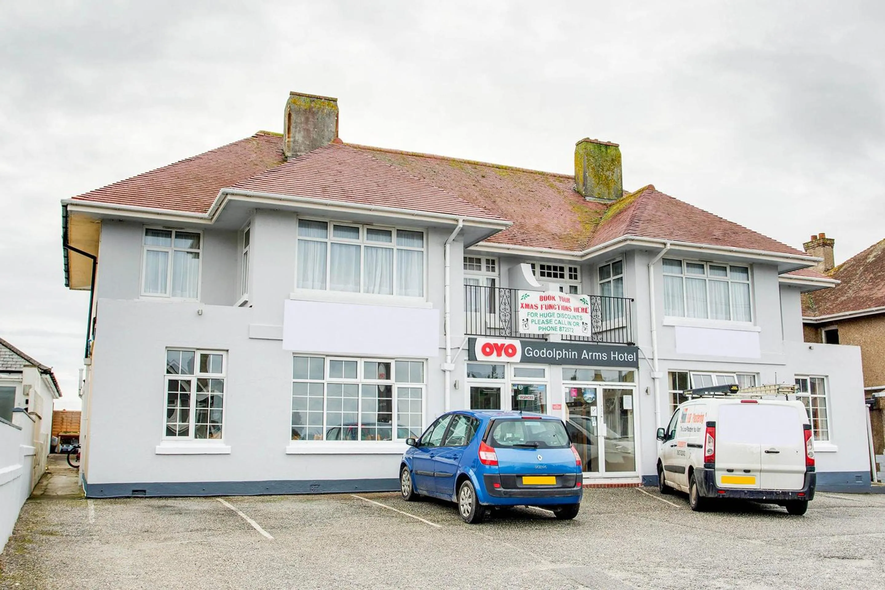 Facade/entrance in OYO Godolphin Arms Hotel