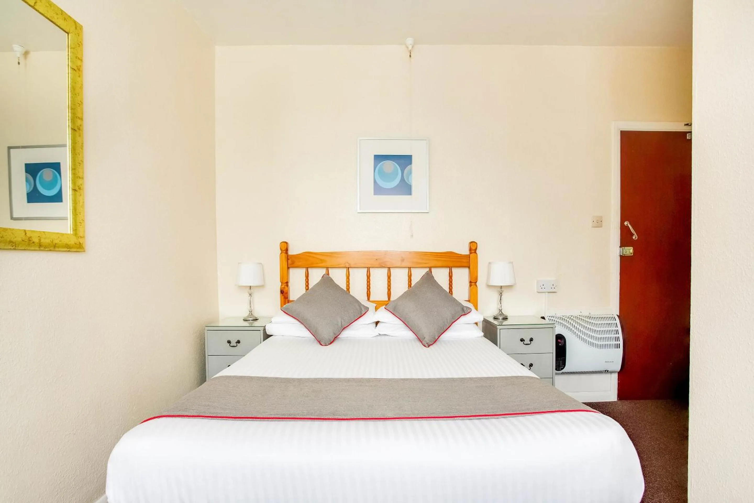 Bedroom in OYO Godolphin Arms Hotel