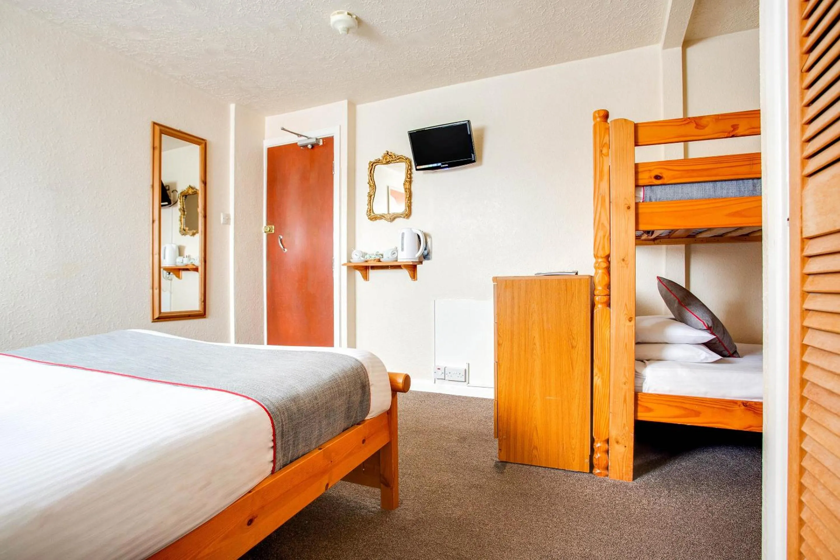 Bedroom in OYO Godolphin Arms Hotel