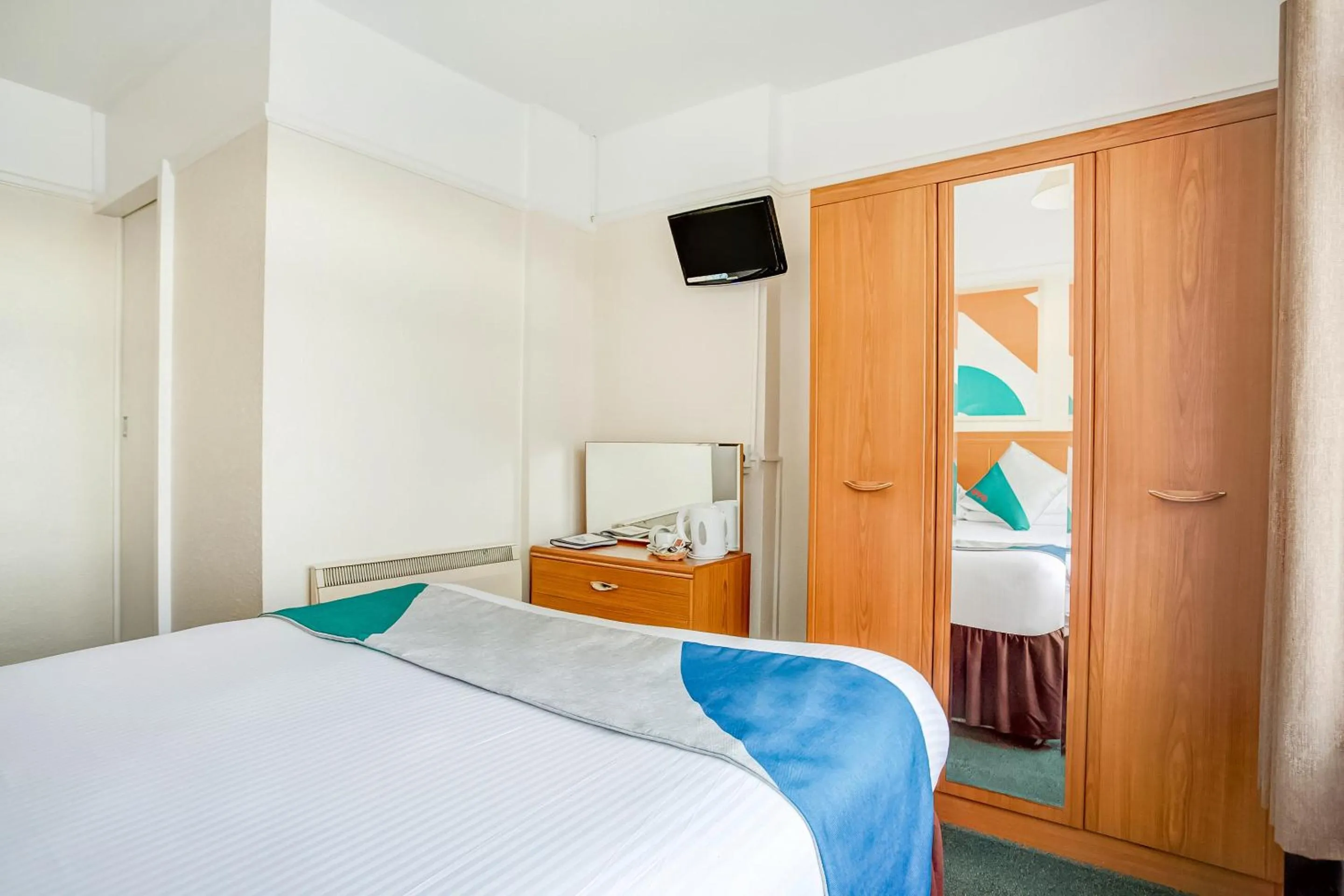 Bedroom in OYO Godolphin Arms Hotel