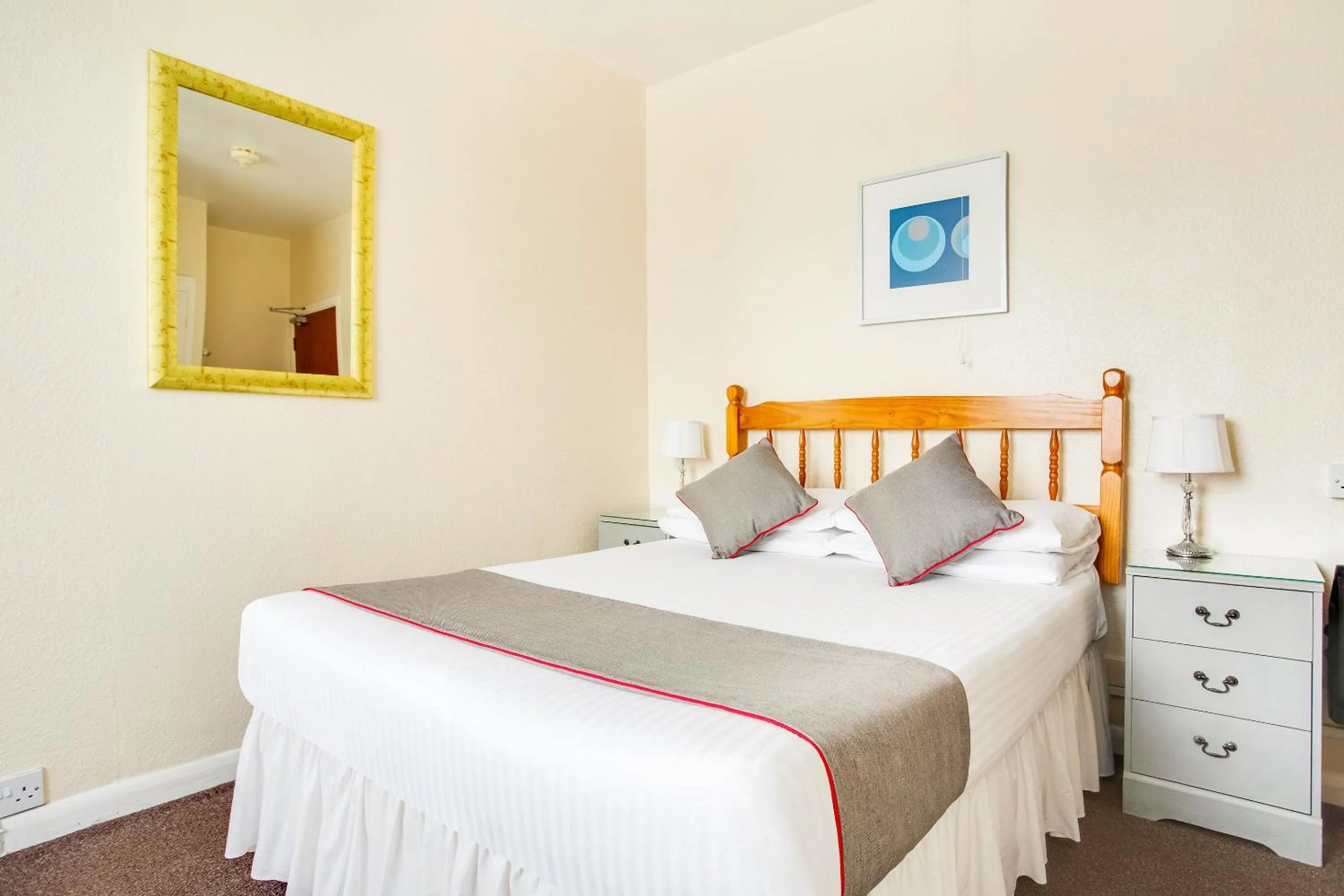 Bedroom in OYO Godolphin Arms Hotel