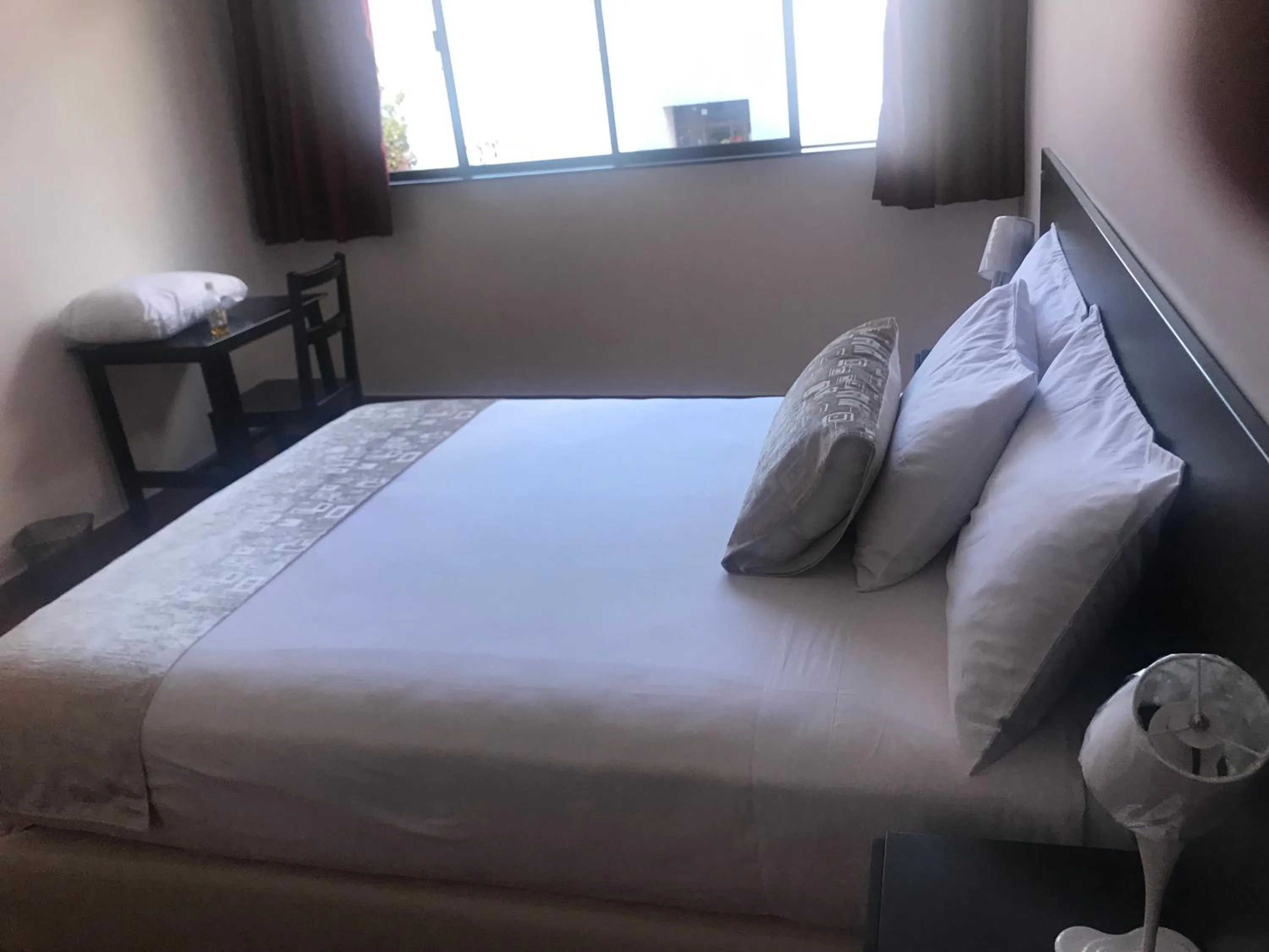 Inner courtyard view, Bed in Hotel Mediterraneo Quito