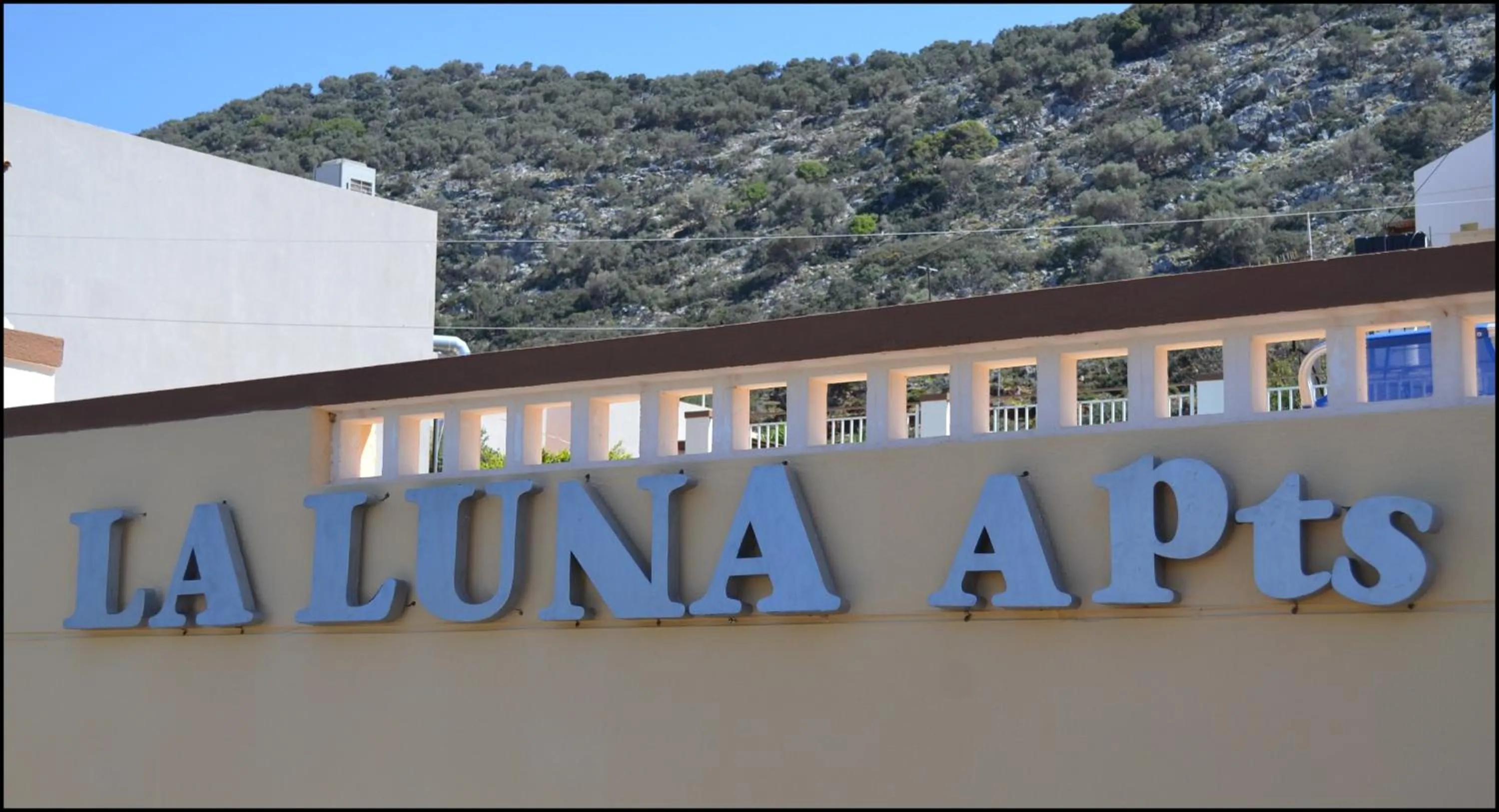 La Luna Apartments