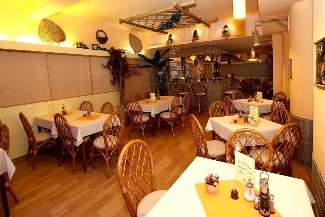 Restaurant/places to eat in Hotel Amphone