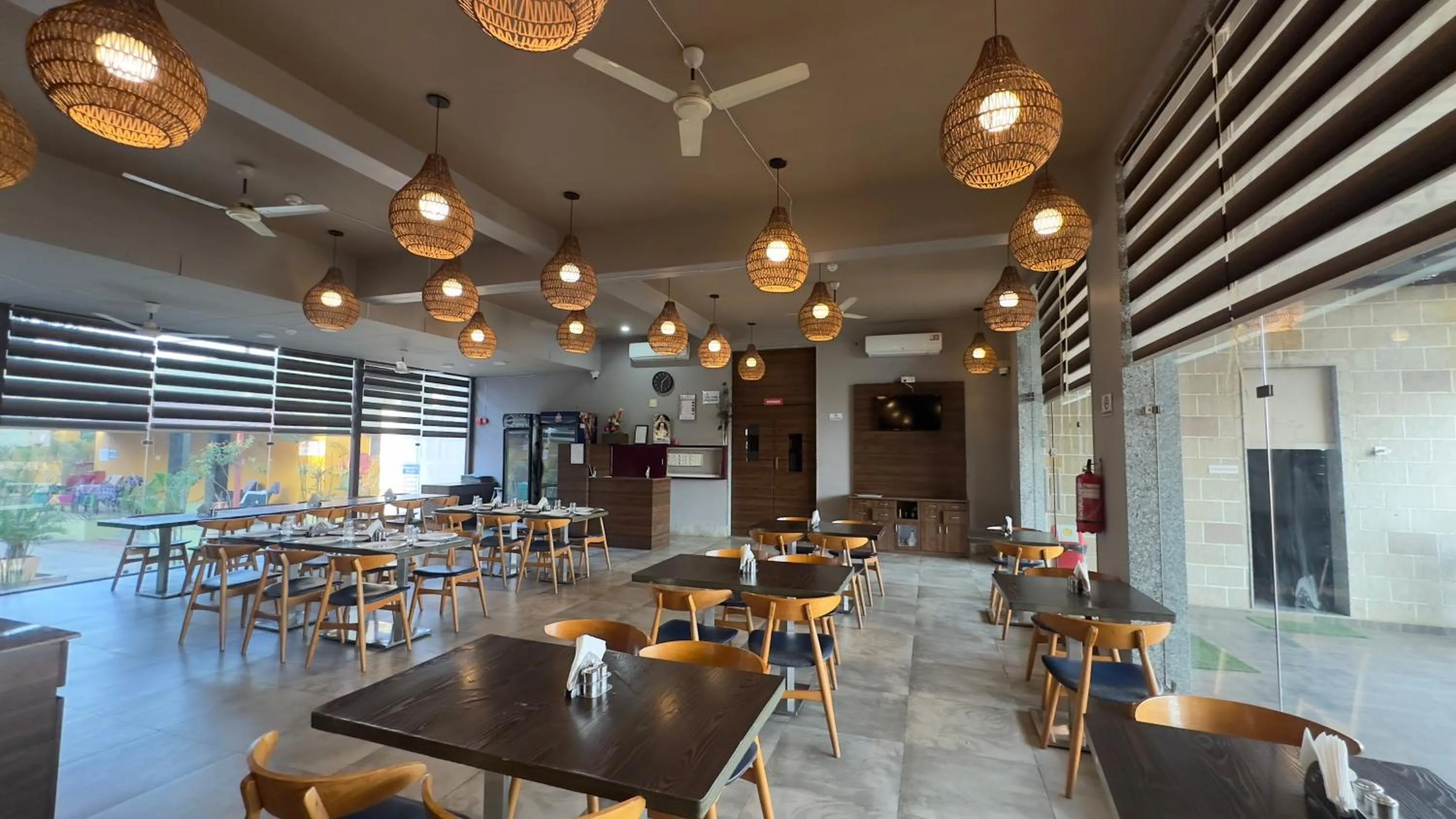 Restaurant/places to eat in Lion Park Hotel & Resorts