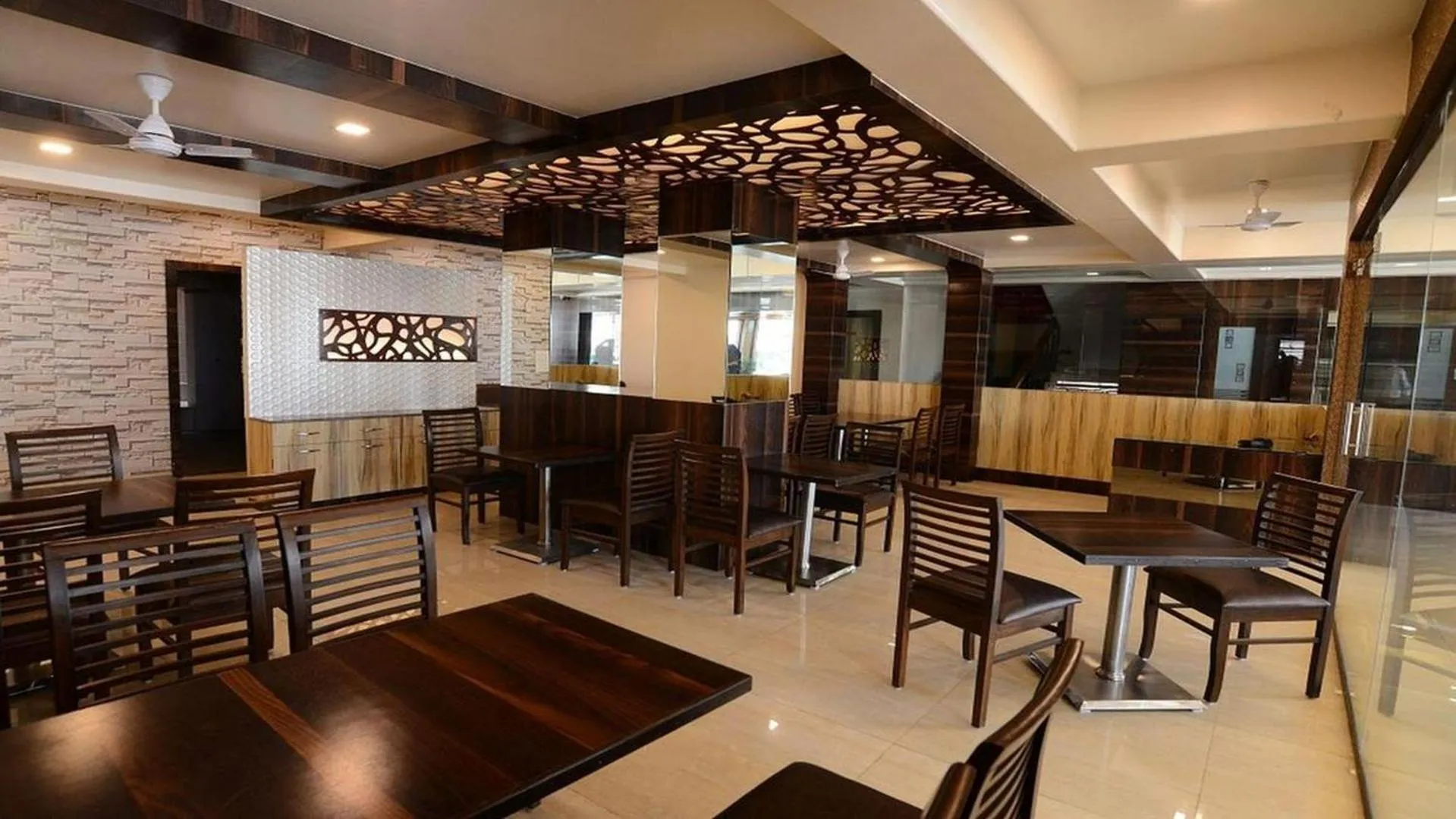 Restaurant/places to eat in Hotel Shanti Kamal