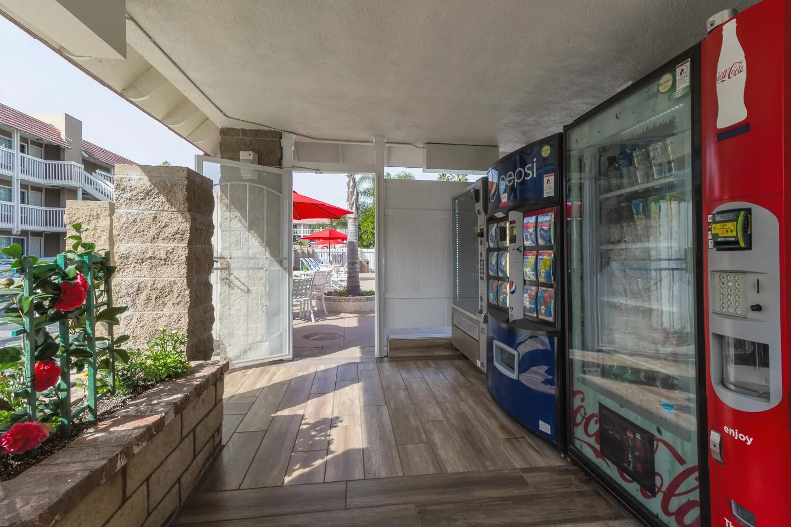 Food and drinks in Ramada by Wyndham Costa Mesa/Newport Beach Food and drinks in Ramada by Wyndham Costa Mesa/Newport Beach