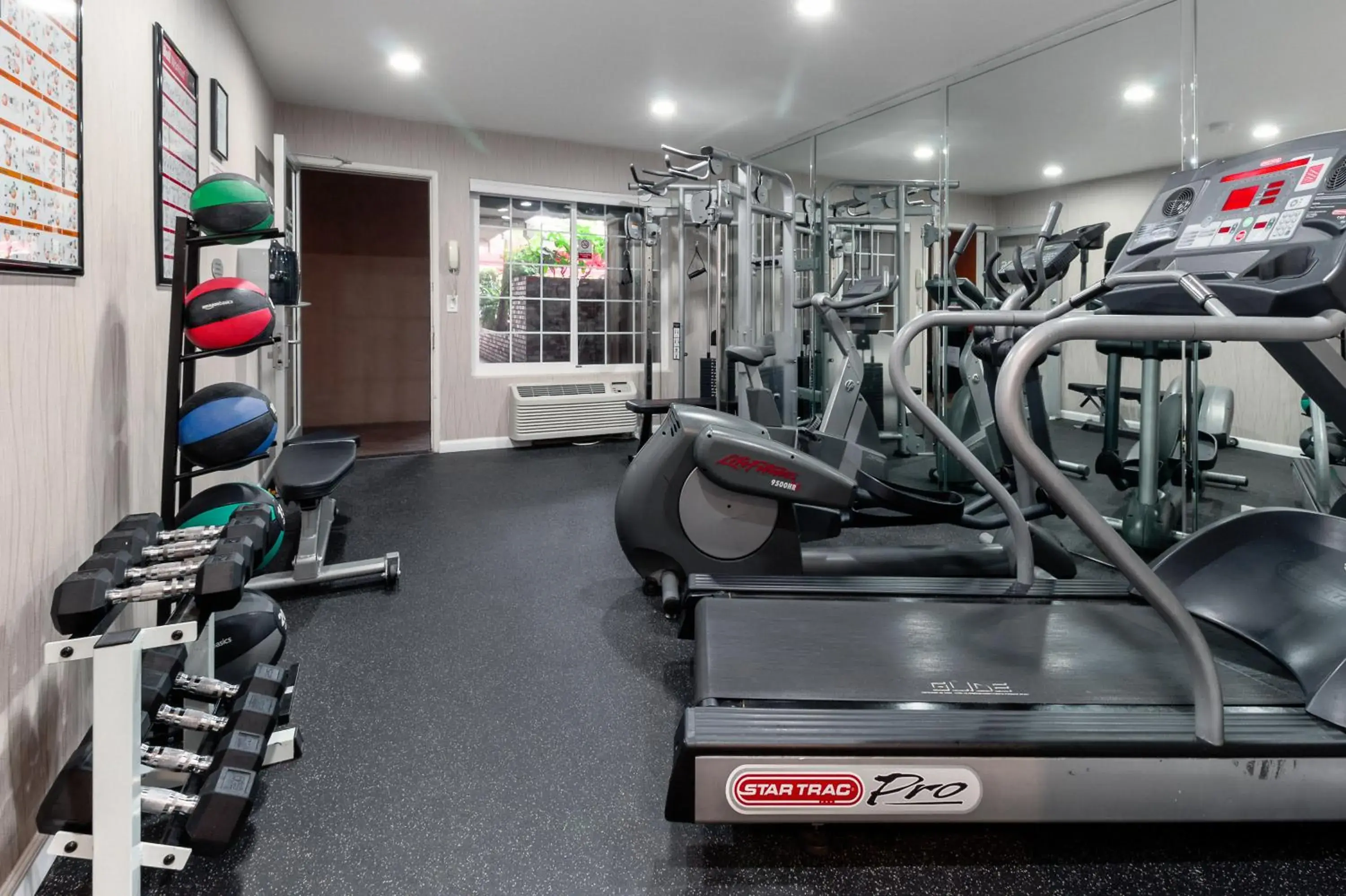 Fitness centre/facilities in Ramada by Wyndham Costa Mesa/Newport Beach Fitness centre/facilities in Ramada by Wyndham Costa Mesa/Newport Beach