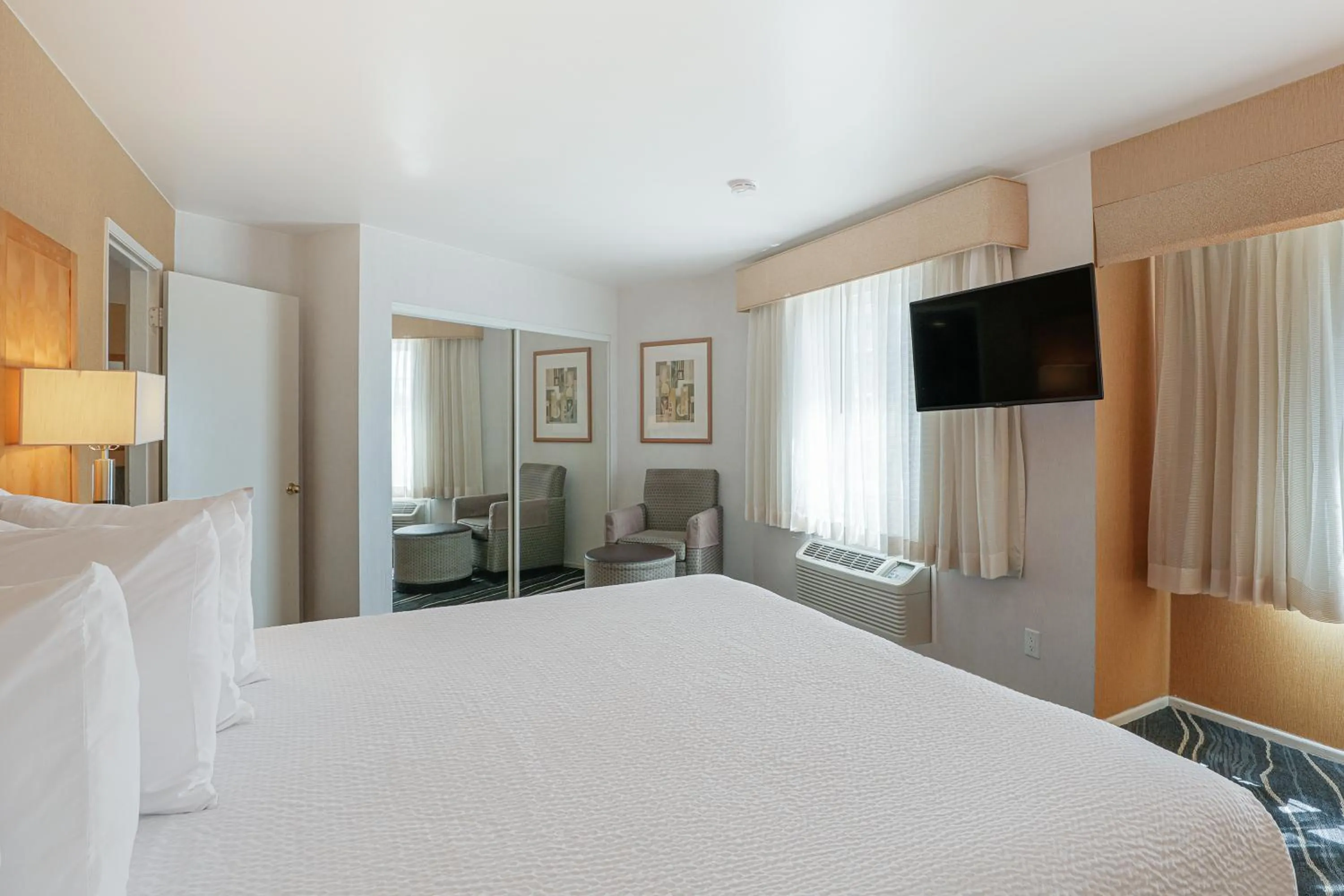 Bedroom, Bed in Ramada by Wyndham Costa Mesa/Newport Beach