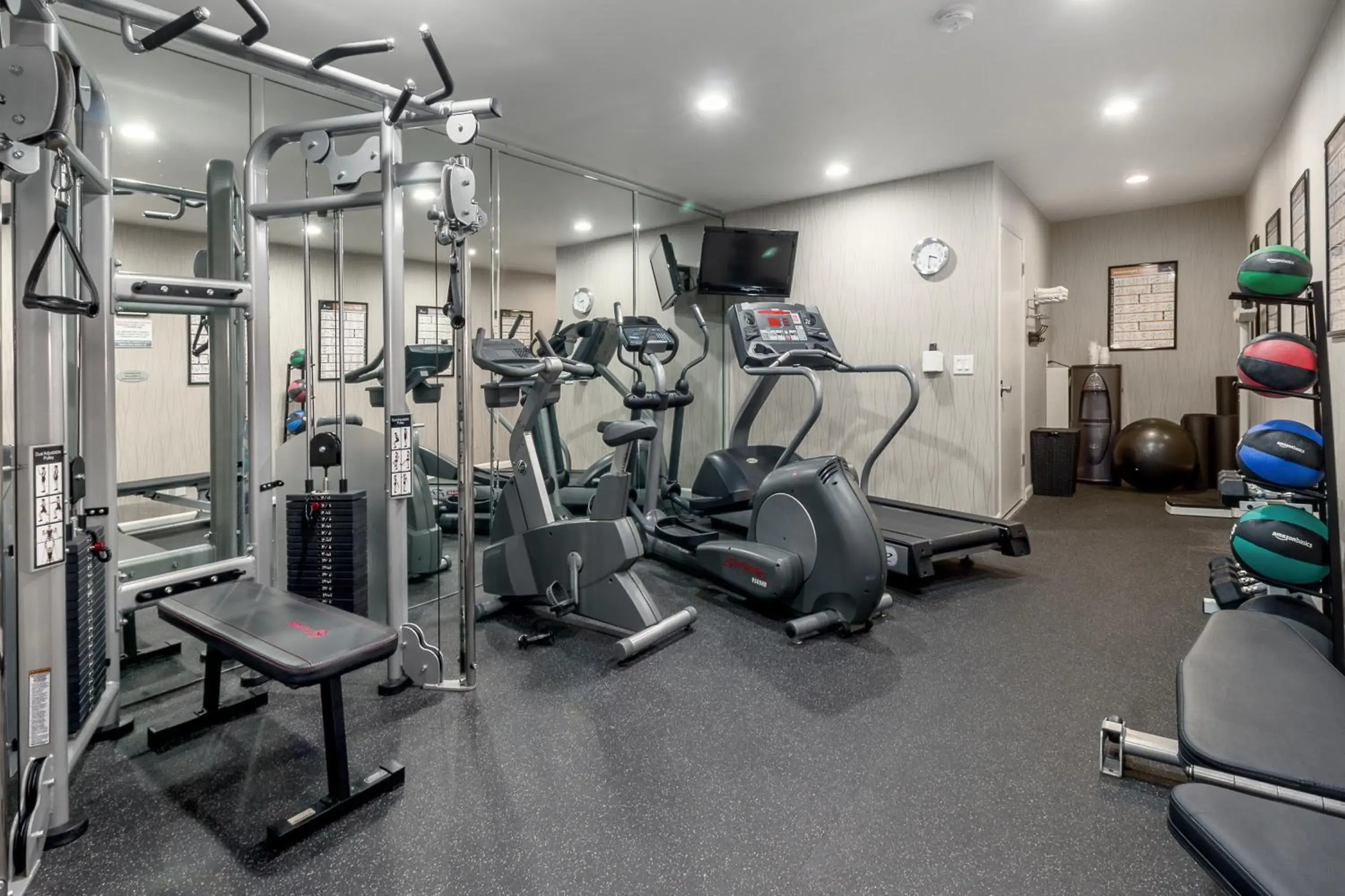 Fitness centre/facilities in Ramada by Wyndham Costa Mesa/Newport Beach Fitness centre/facilities in Ramada by Wyndham Costa Mesa/Newport Beach