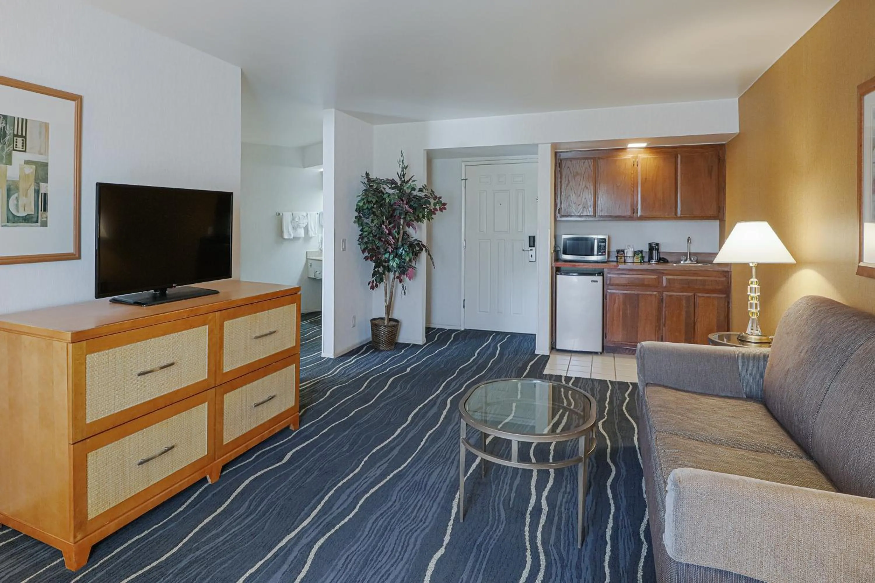Living room in Ramada by Wyndham Costa Mesa/Newport Beach