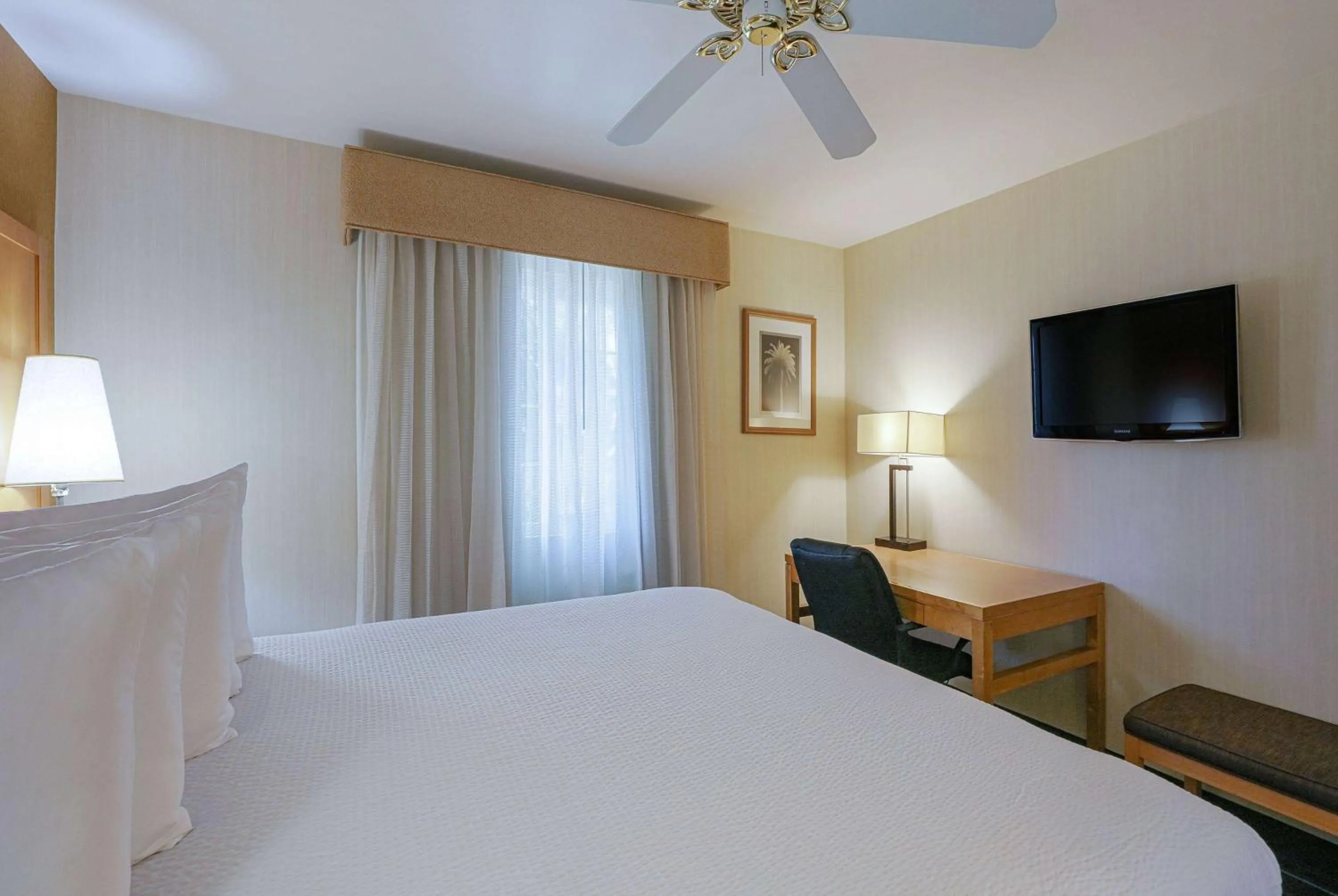 Photo of the whole room, Bed in Ramada by Wyndham Costa Mesa/Newport Beach