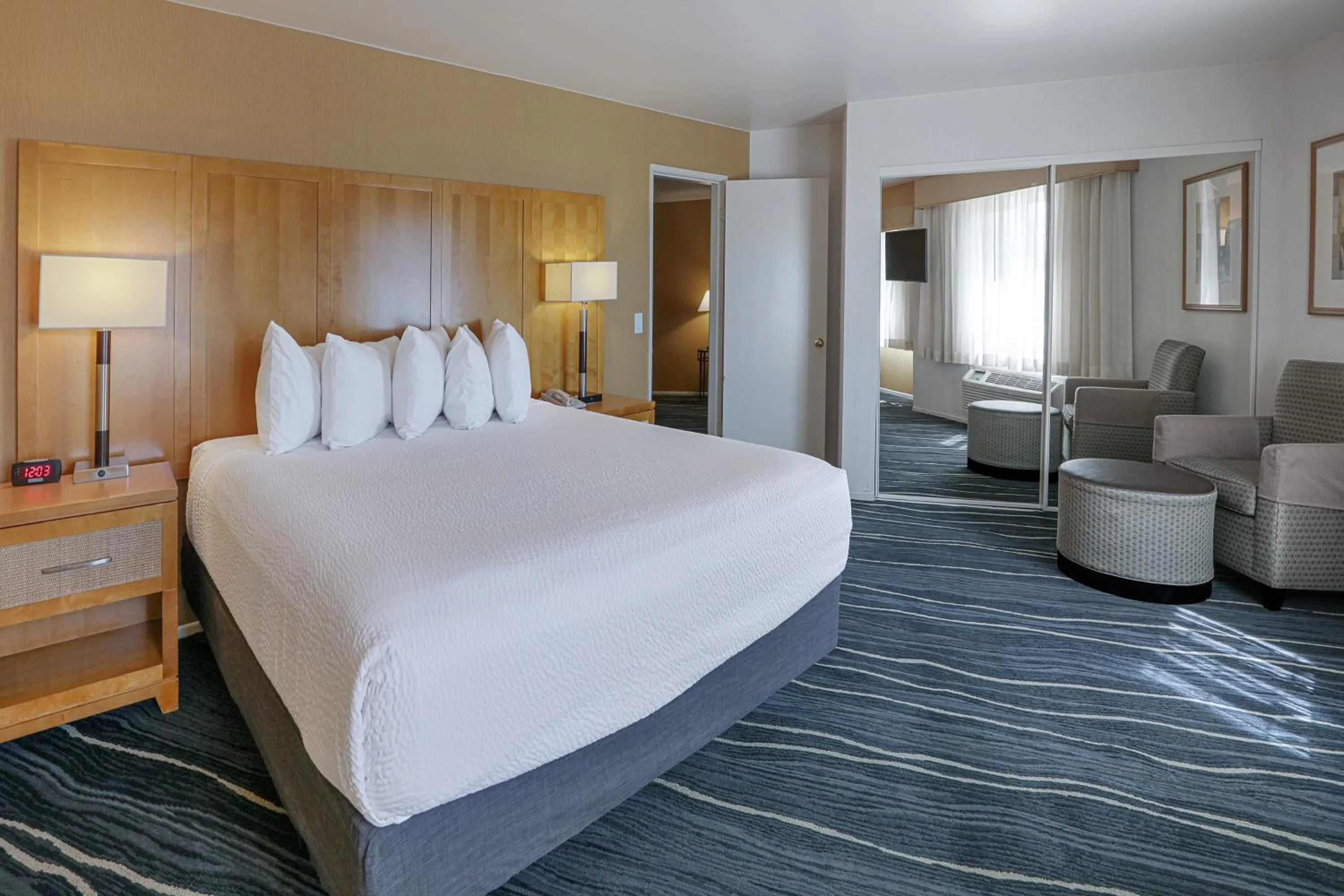 Bed in Ramada by Wyndham Costa Mesa/Newport Beach