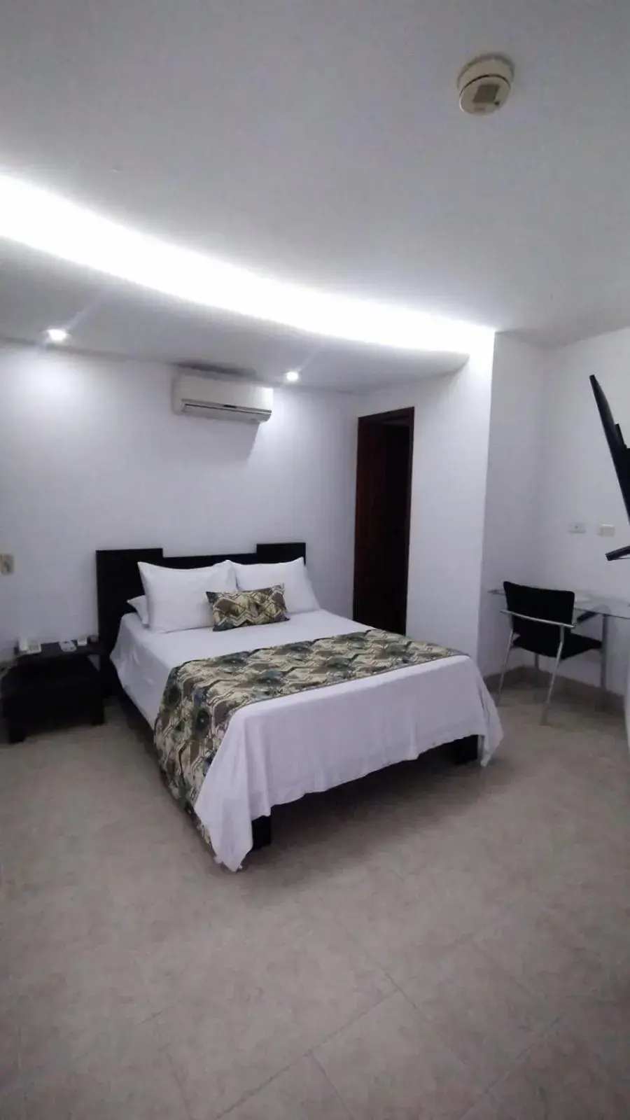 Bed in Hotel Mediterraneo Bed in Hotel Mediterraneo