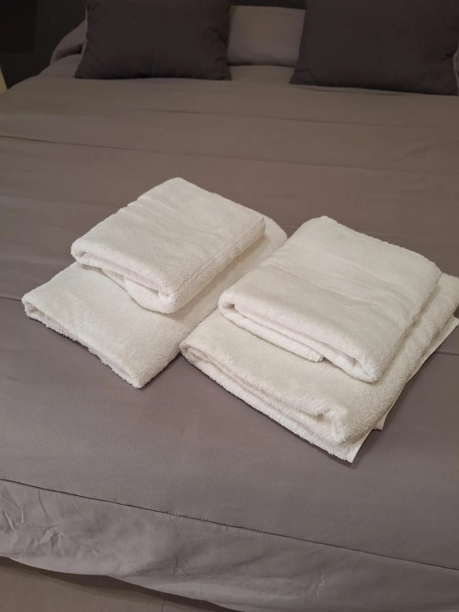 towels, Bed in Tarchon Luxury B&B