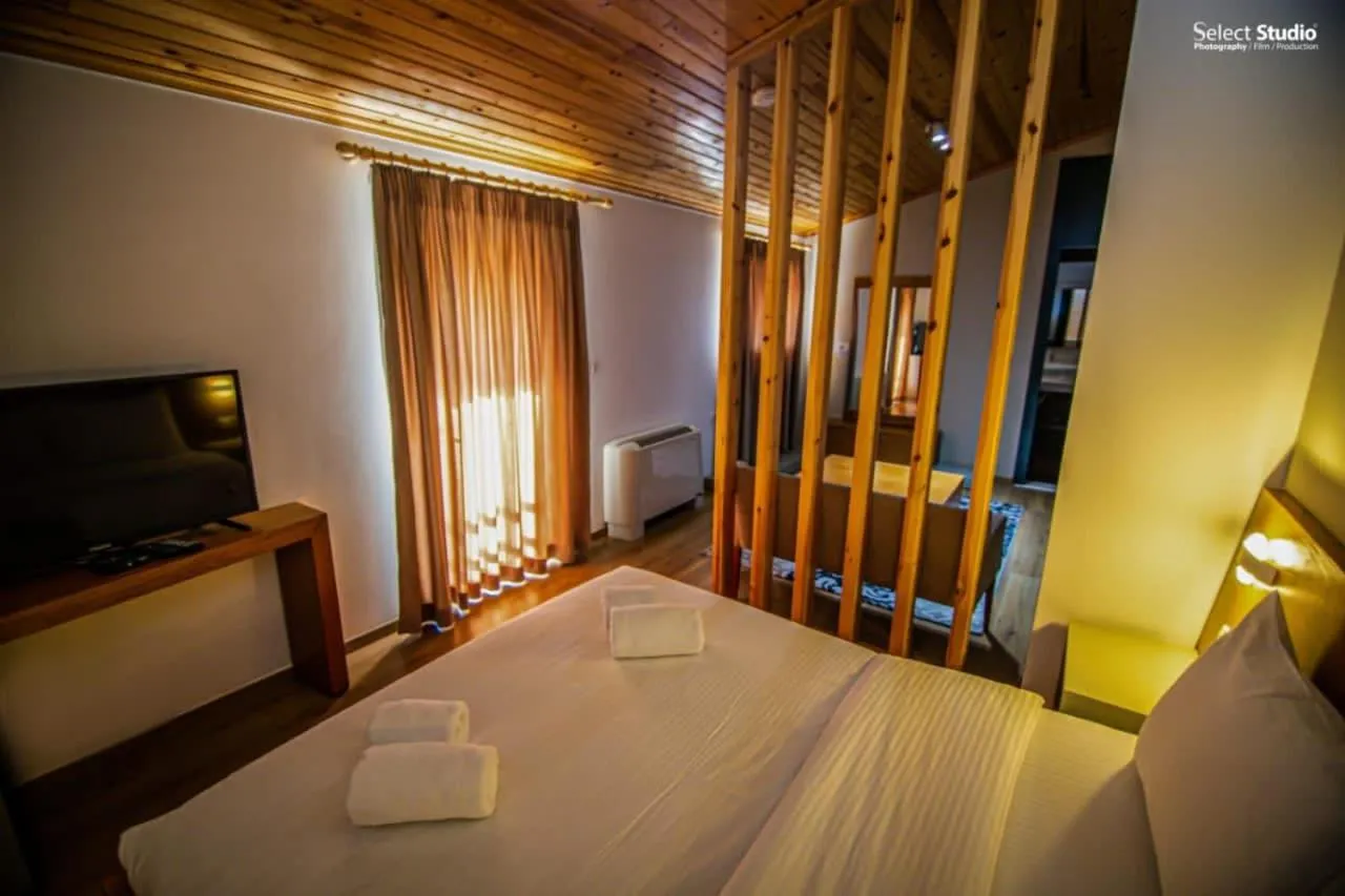 Communal lounge/ TV room, Bed in Hotel Restorant Delisia
