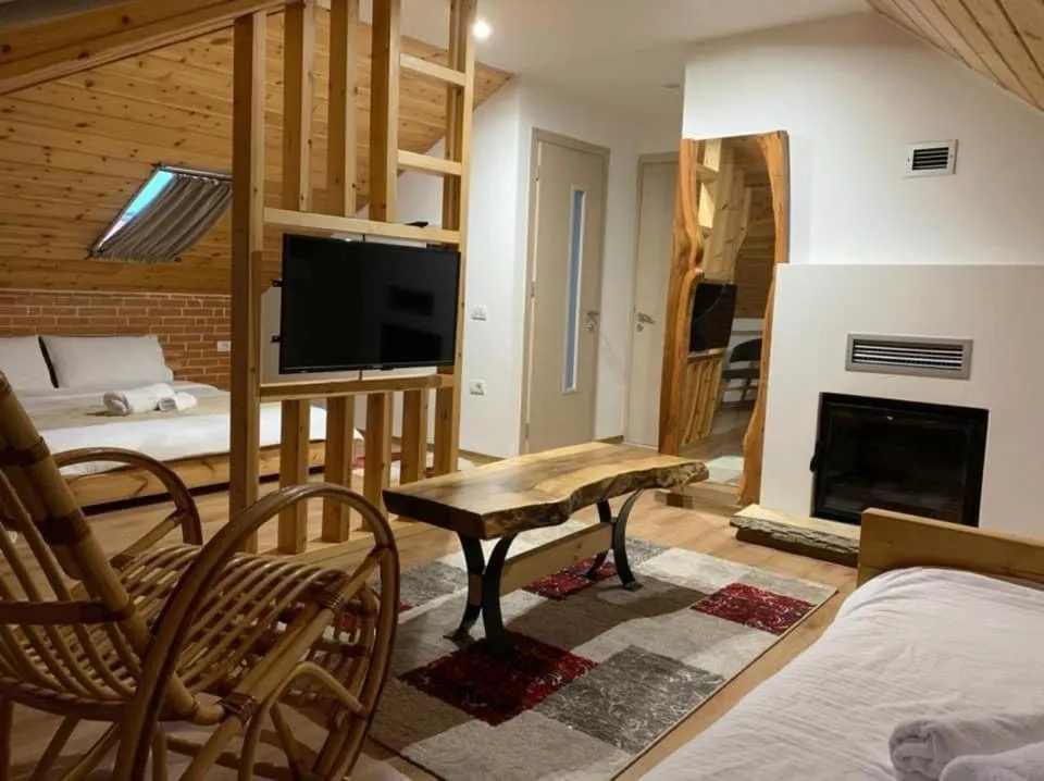 Communal lounge/ TV room, Bed in Hotel Restorant Delisia