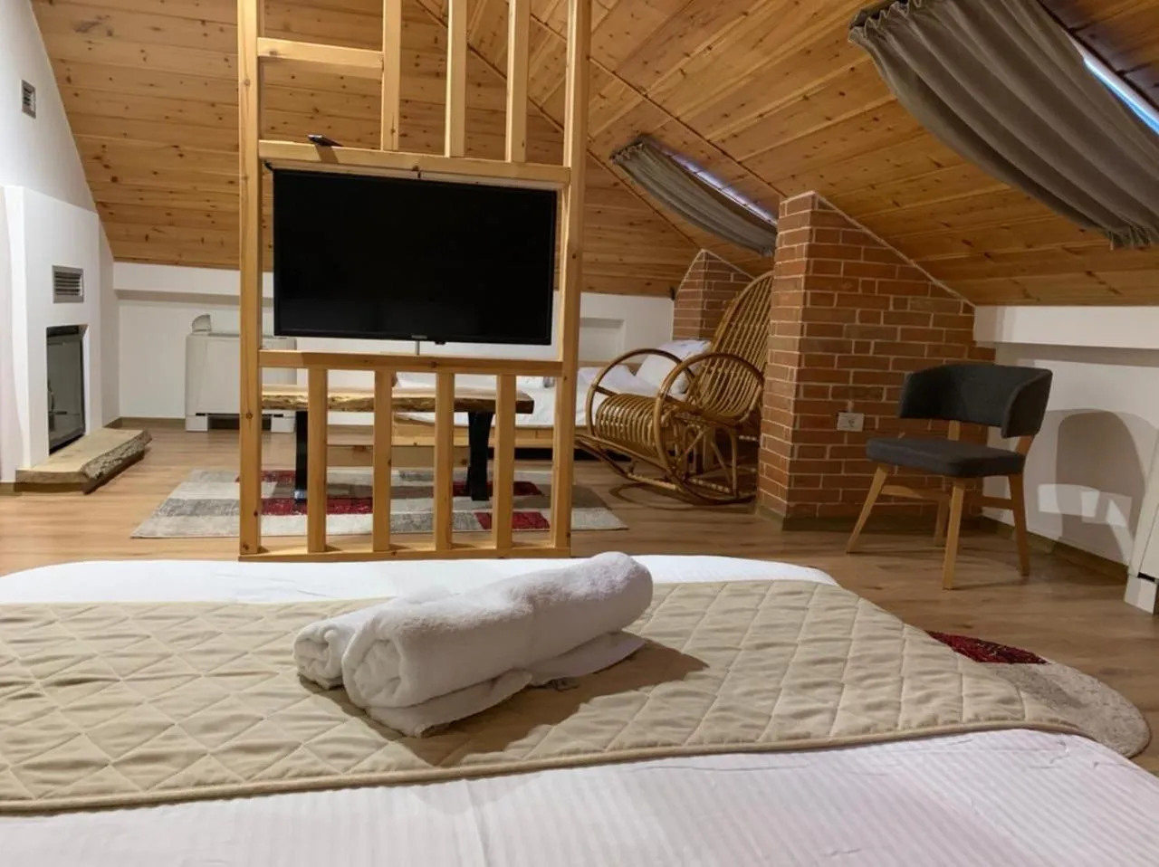 Communal lounge/ TV room, Bed in Hotel Restorant Delisia