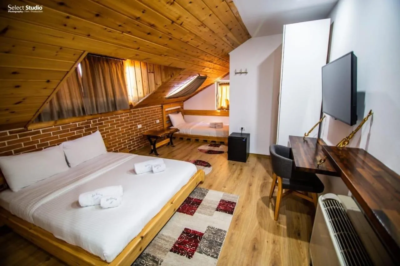 Communal lounge/ TV room, Bed in Hotel Restorant Delisia