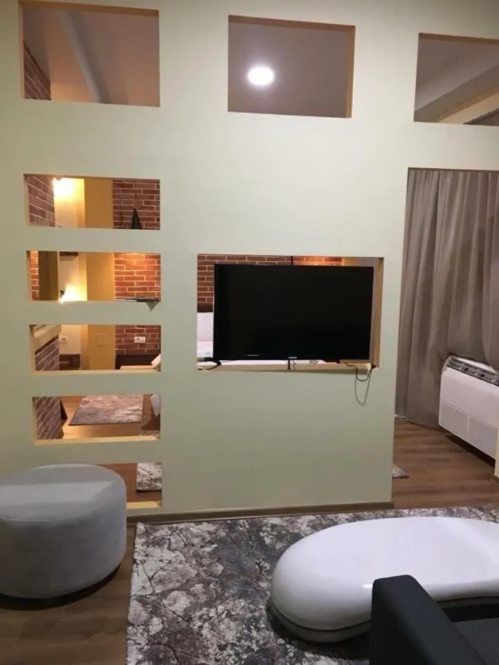 Communal lounge/ TV room, Bed in Hotel Restorant Delisia