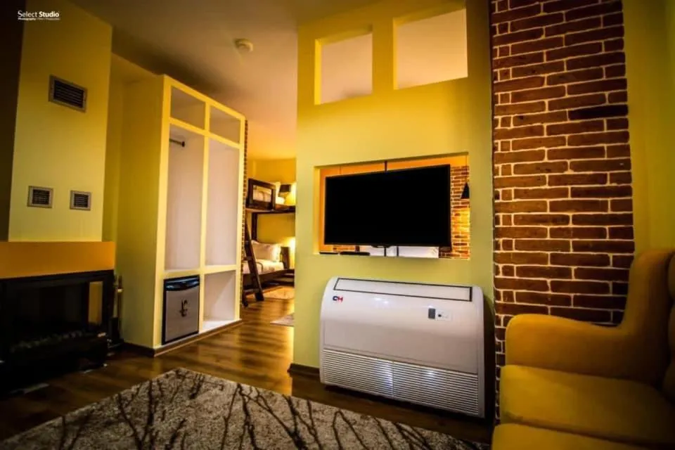 Communal lounge/ TV room, Bed in Hotel Restorant Delisia