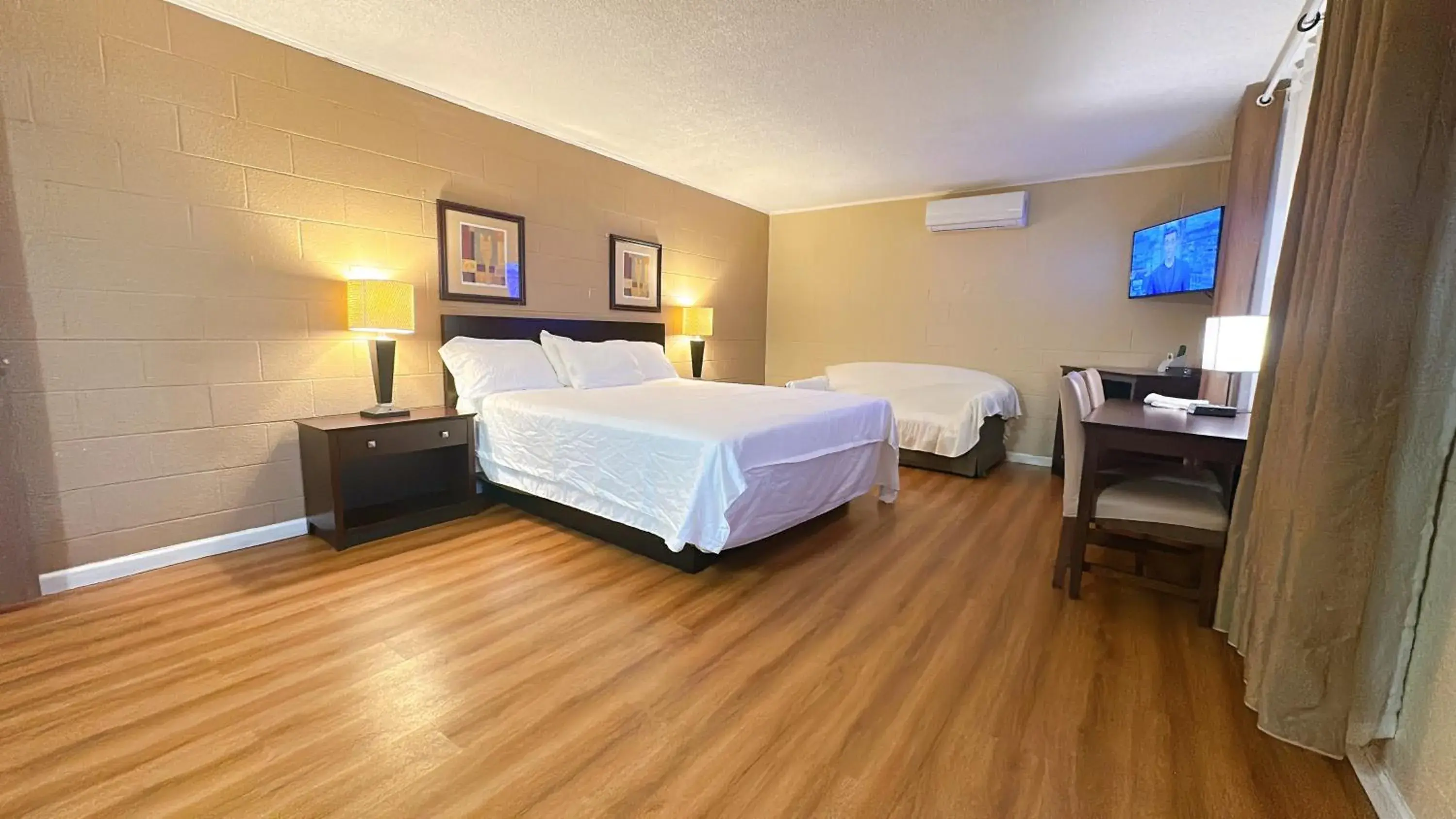 King Room in Royal Inn and Suites King Room in Royal Inn and Suites