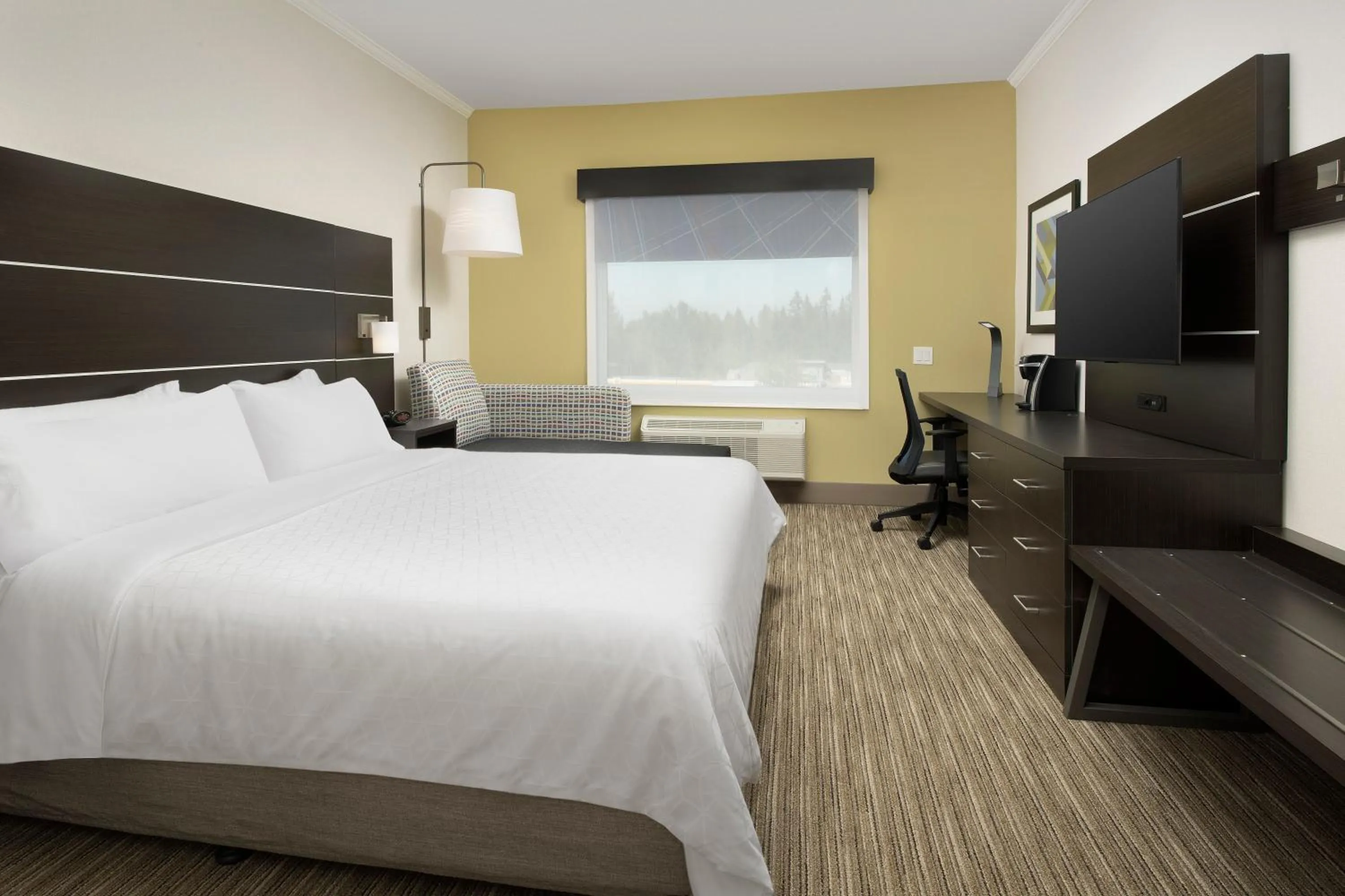 Photo of the whole room, Bed in Holiday Inn Express Puyallup by IHG