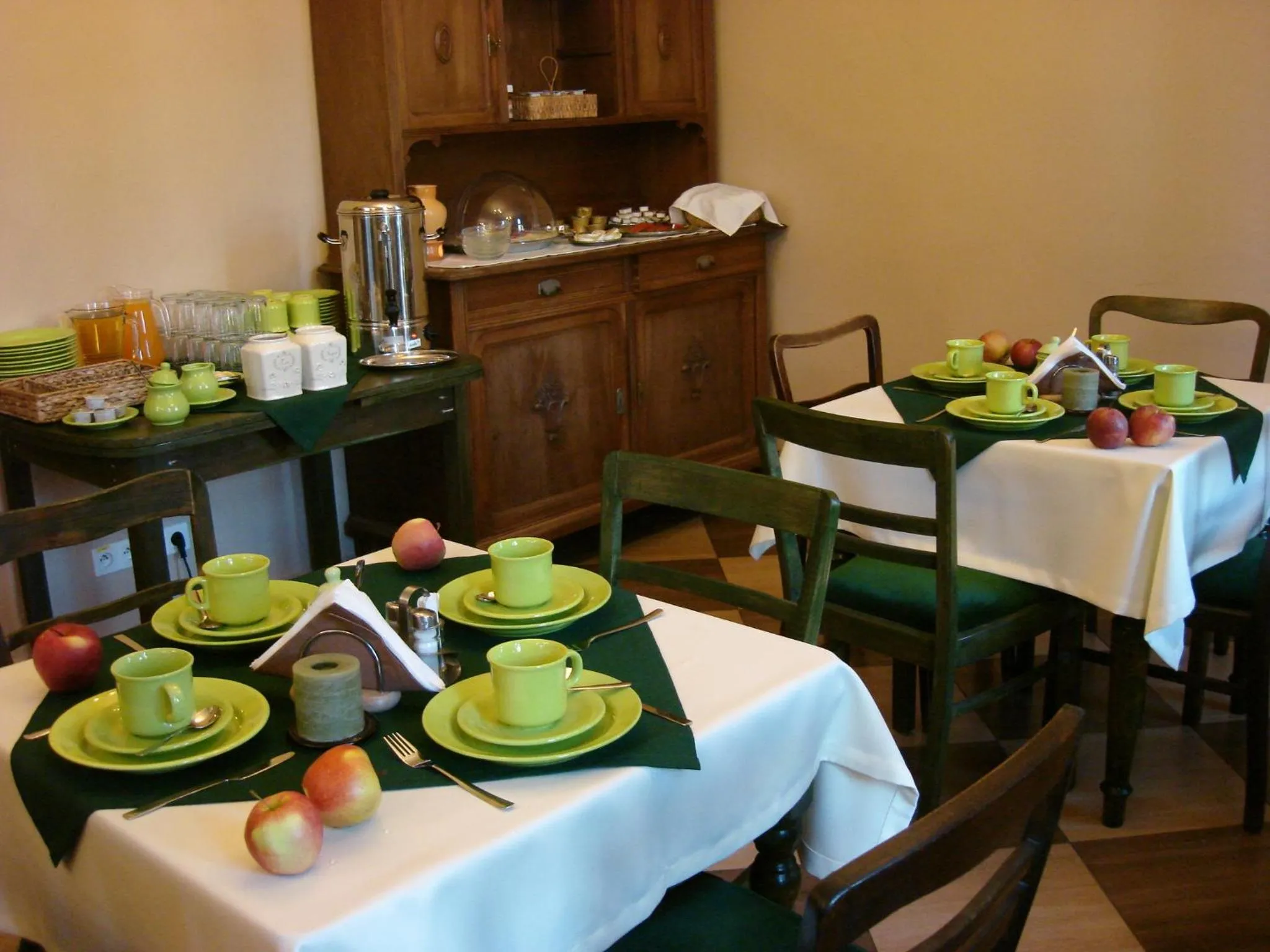 Restaurant/places to eat in Green Hostel Wrocław przy ZOO