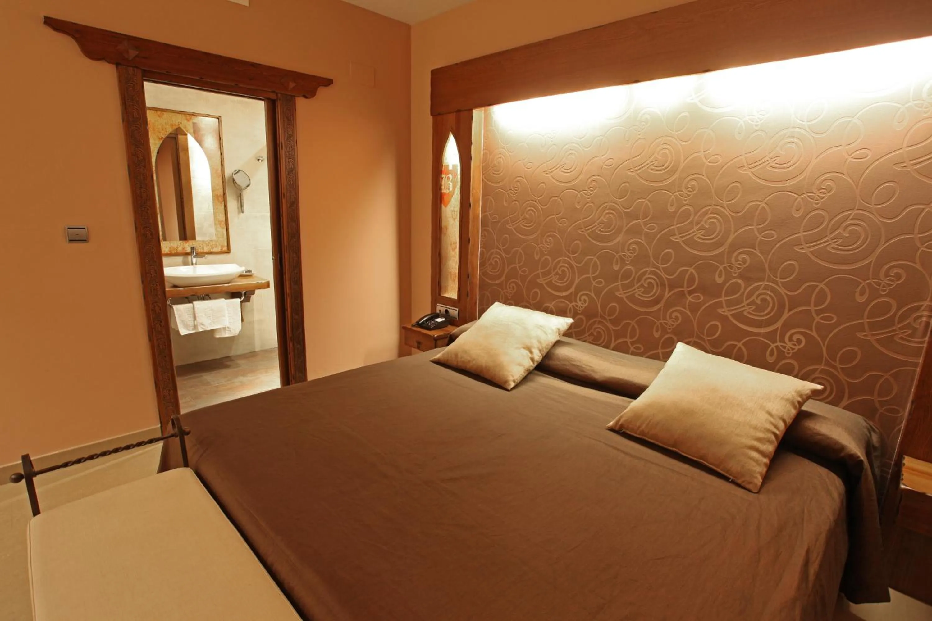 Toilet, Bed in Hotel La Brasa