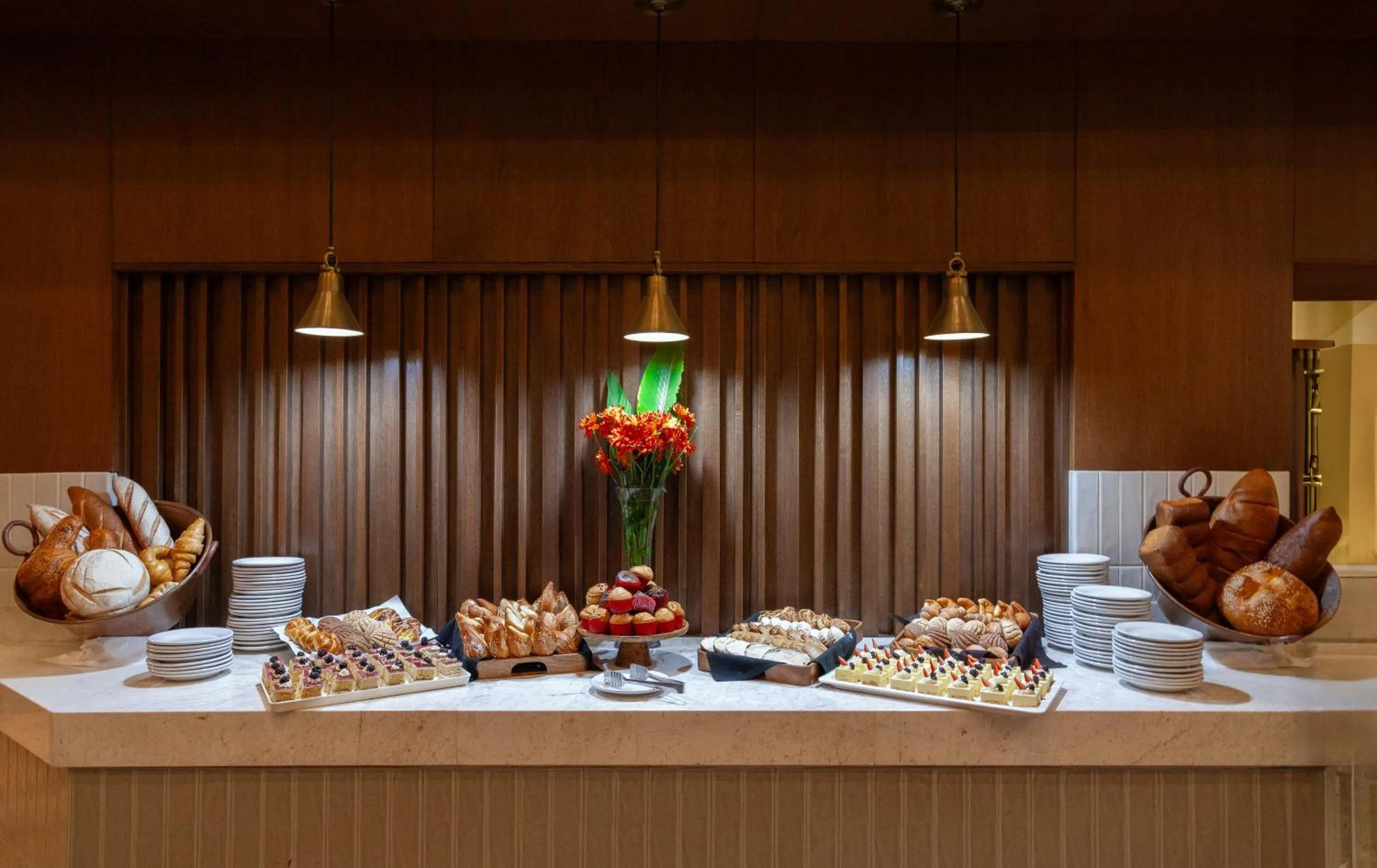 Restaurant/places to eat in Plaza Camelinas Hotel