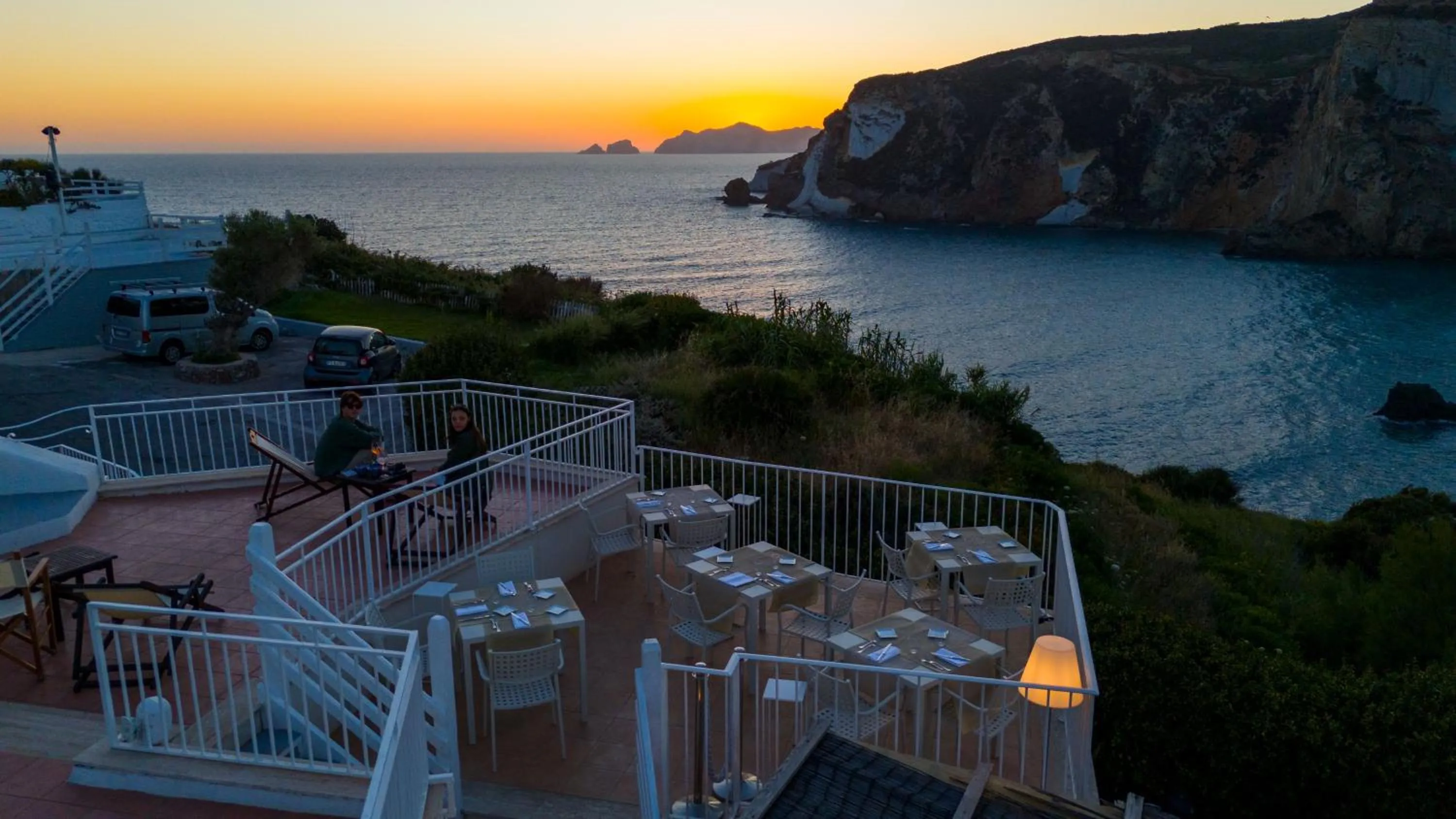 Restaurant/places to eat in Hotel Chiaia Di Luna