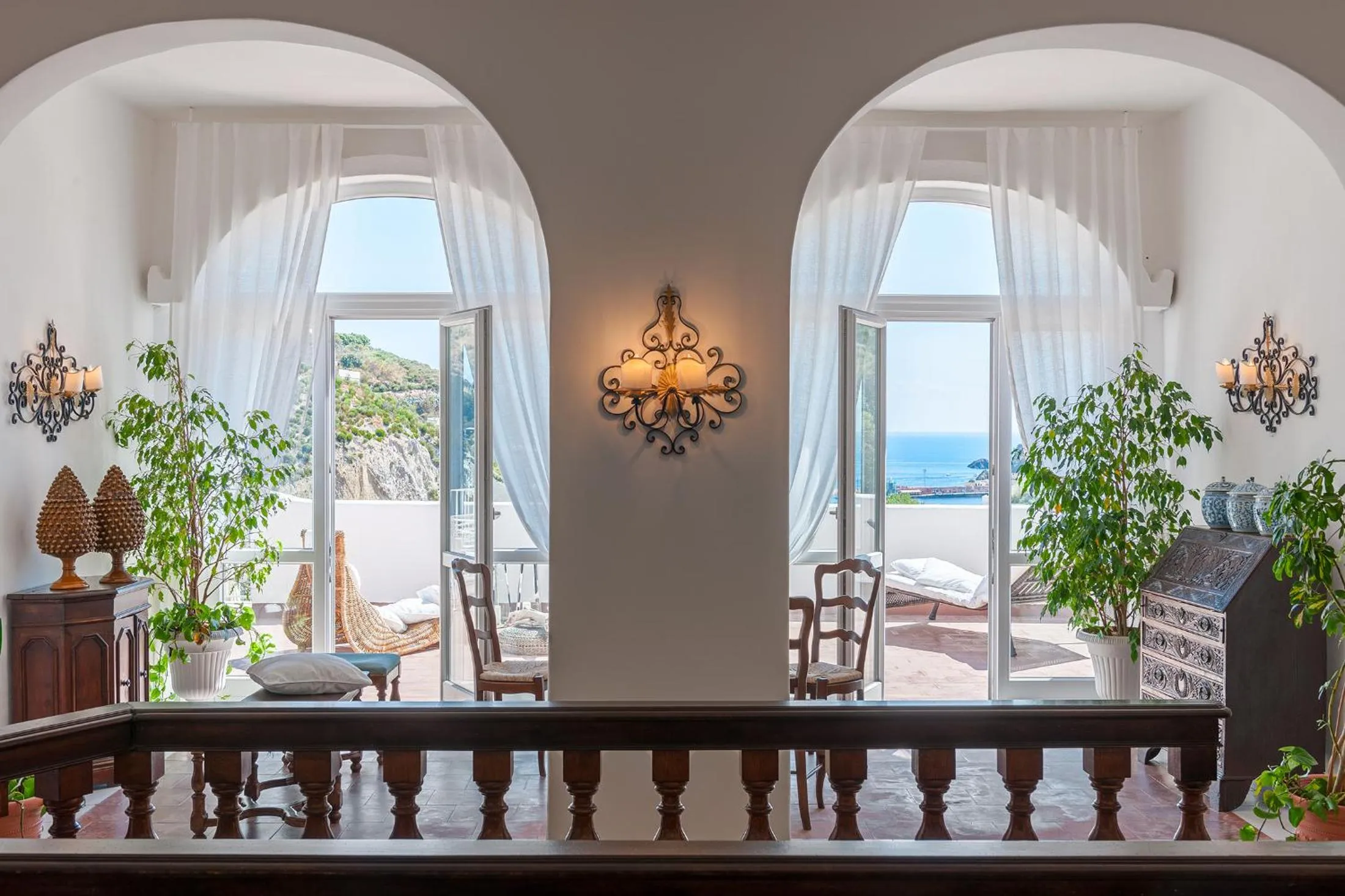 Communal lounge/ TV room in Hotel Chiaia Di Luna