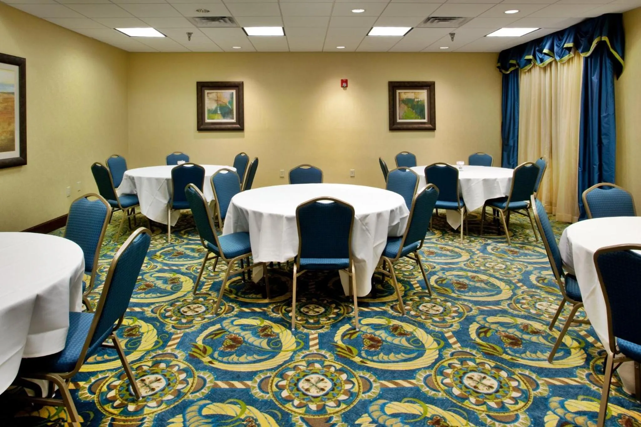 Meeting/conference room in Holiday Inn Express - Richmond Downtown by IHG