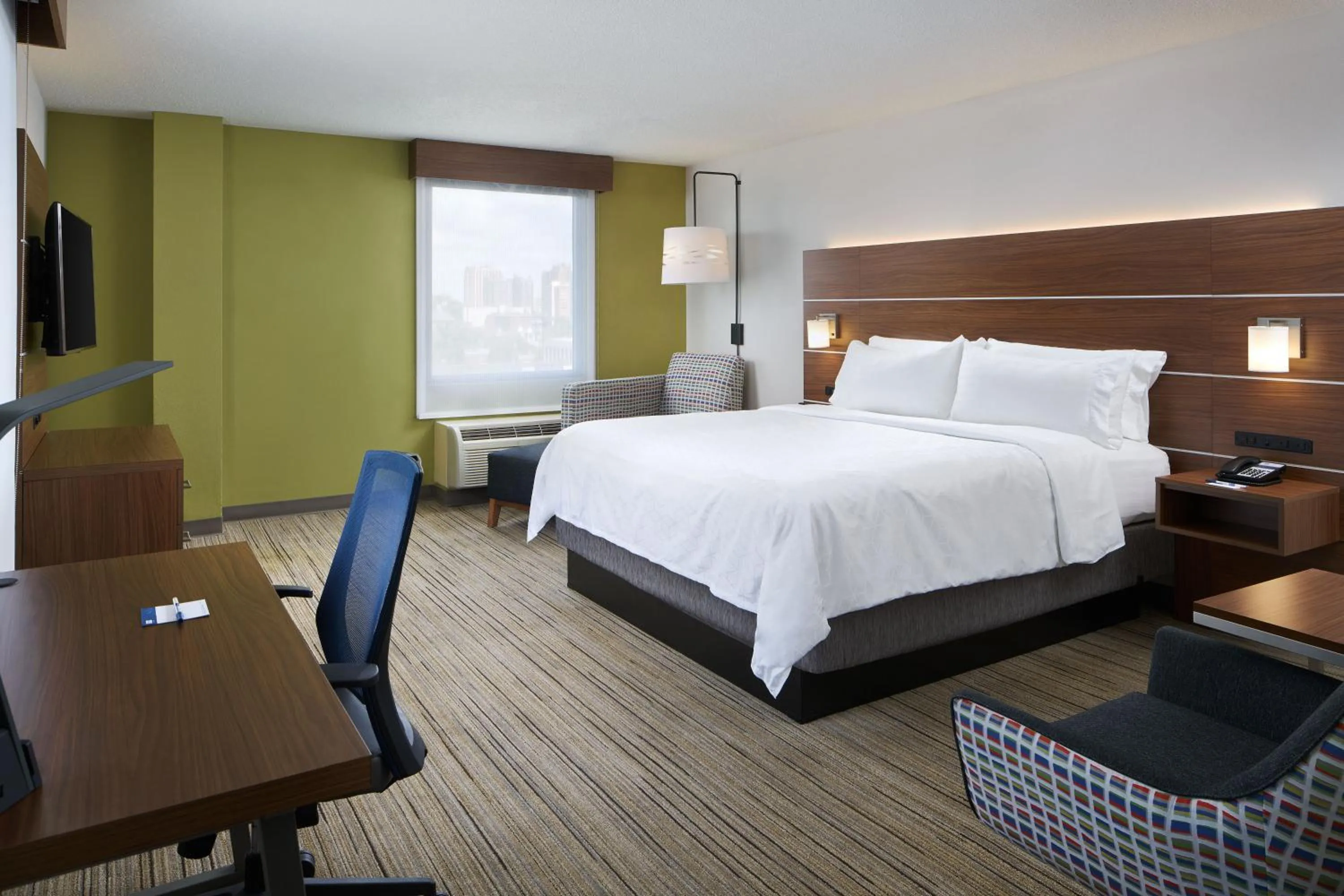 Photo of the whole room, Bed in Holiday Inn Express - Richmond Downtown by IHG