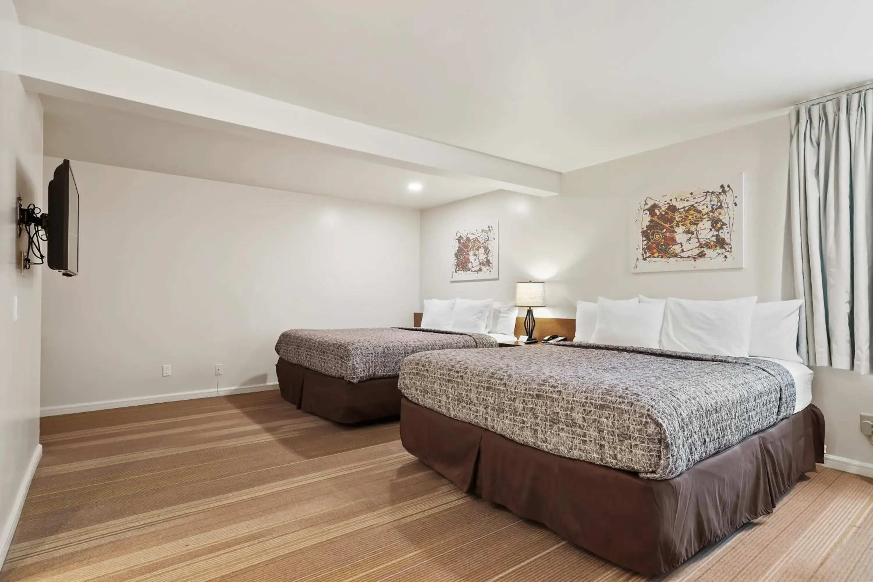 Deluxe Family Room in Brookhurst Plaza Inn Deluxe Family Room in Brookhurst Plaza Inn