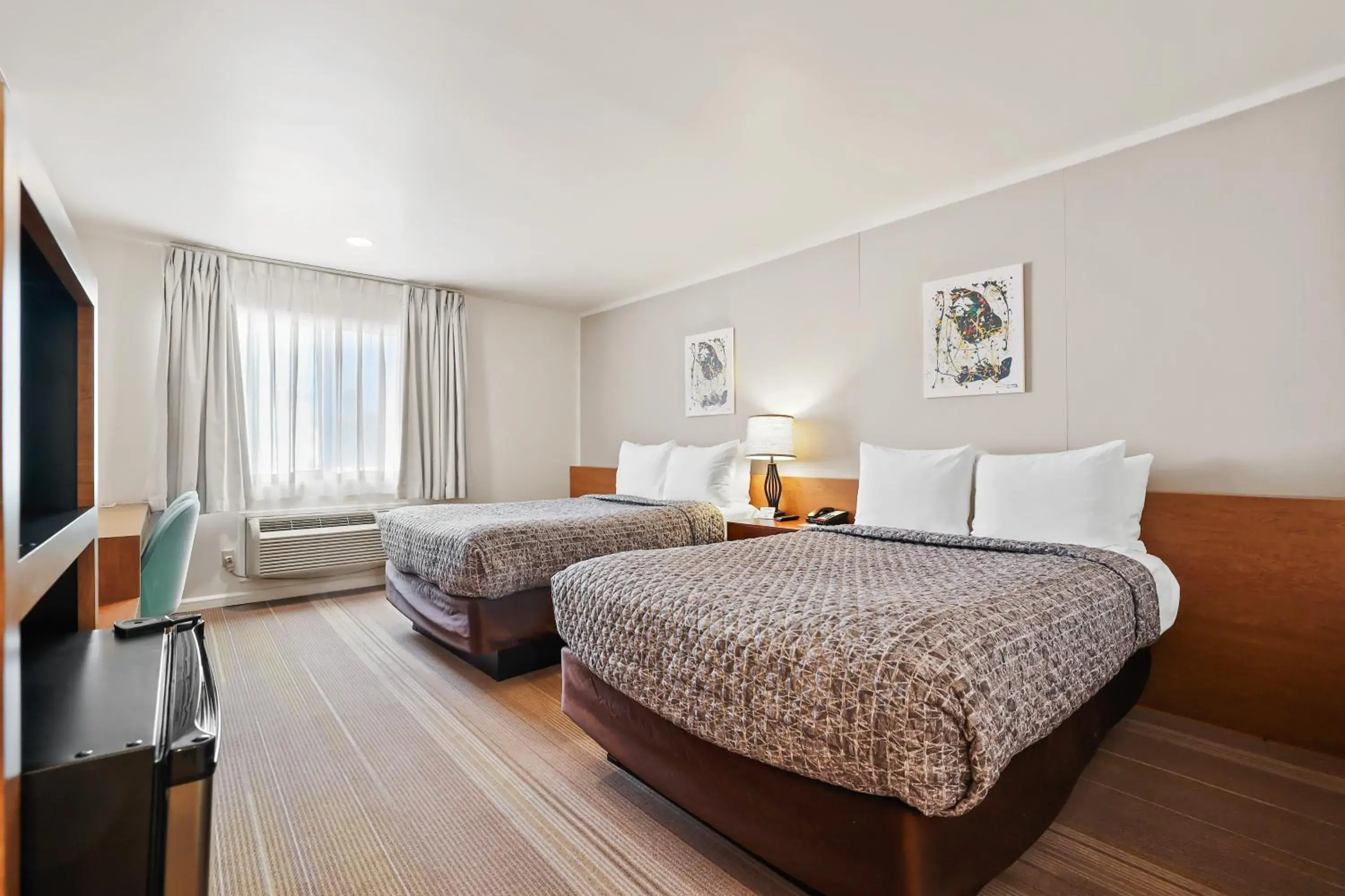 Queen Room in Brookhurst Plaza Inn Queen Room in Brookhurst Plaza Inn