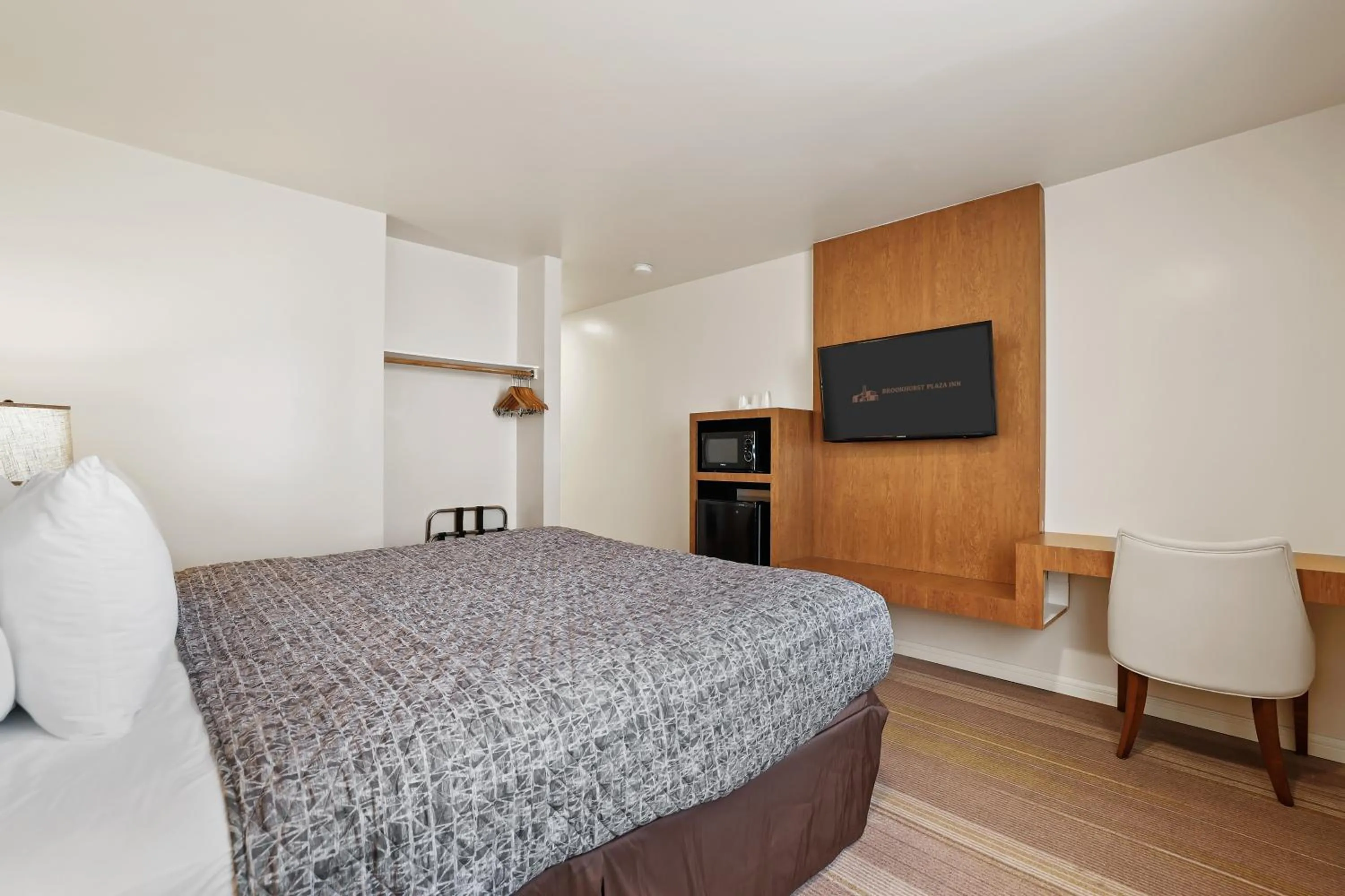 Bedroom, Bed in Brookhurst Plaza Inn