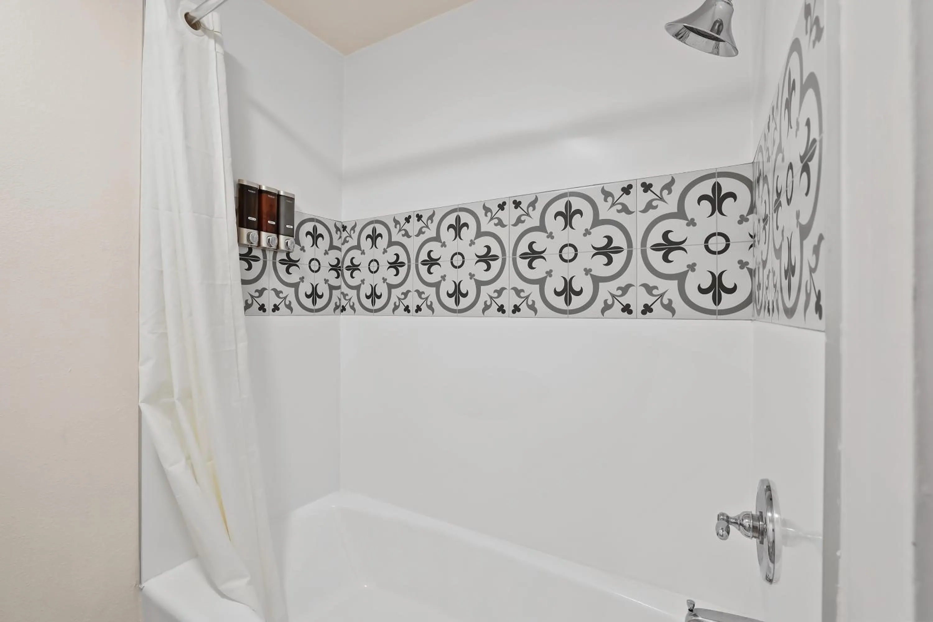 Bathroom in Brookhurst Plaza Inn