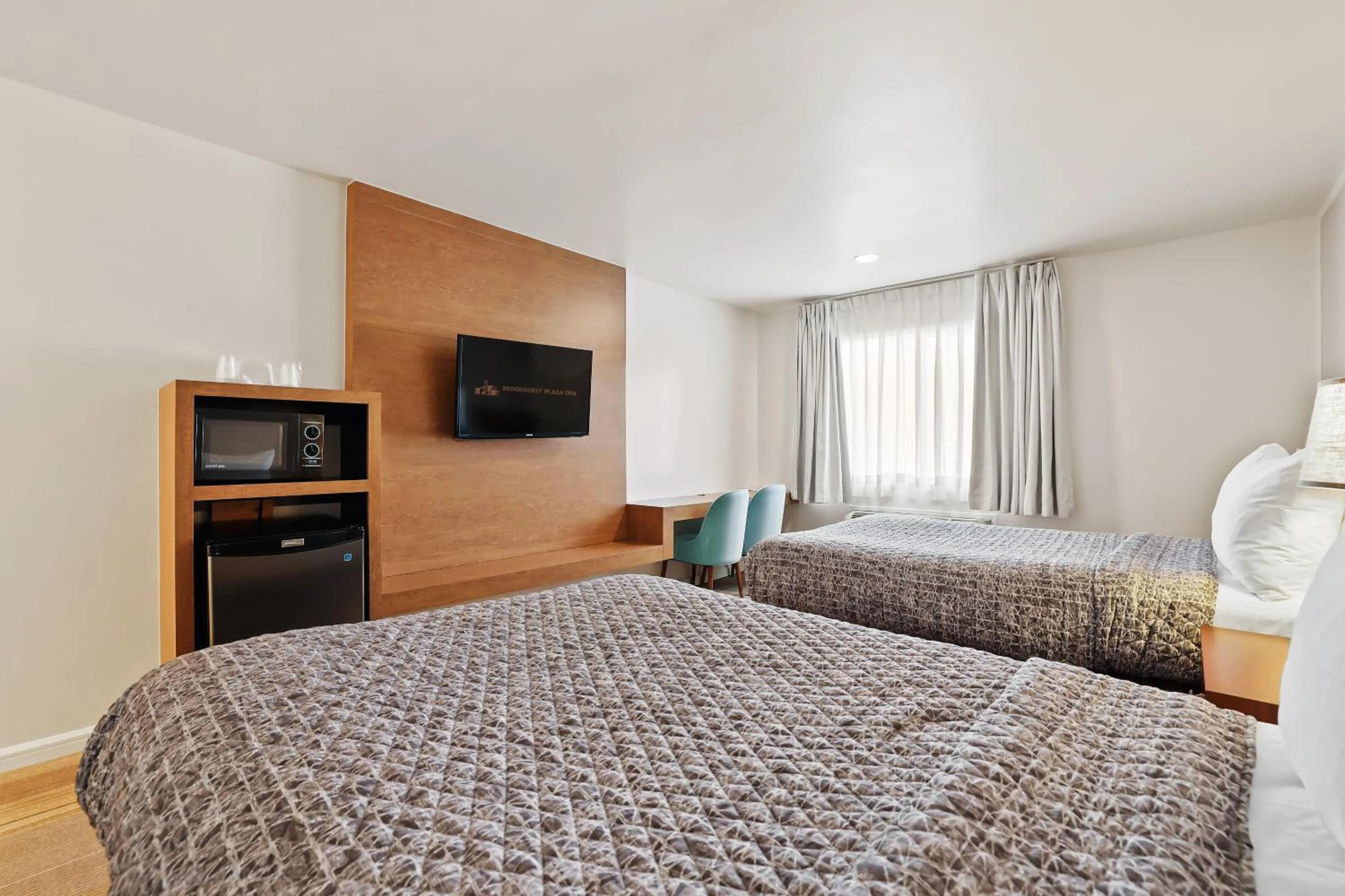 Bedroom, Bed in Brookhurst Plaza Inn