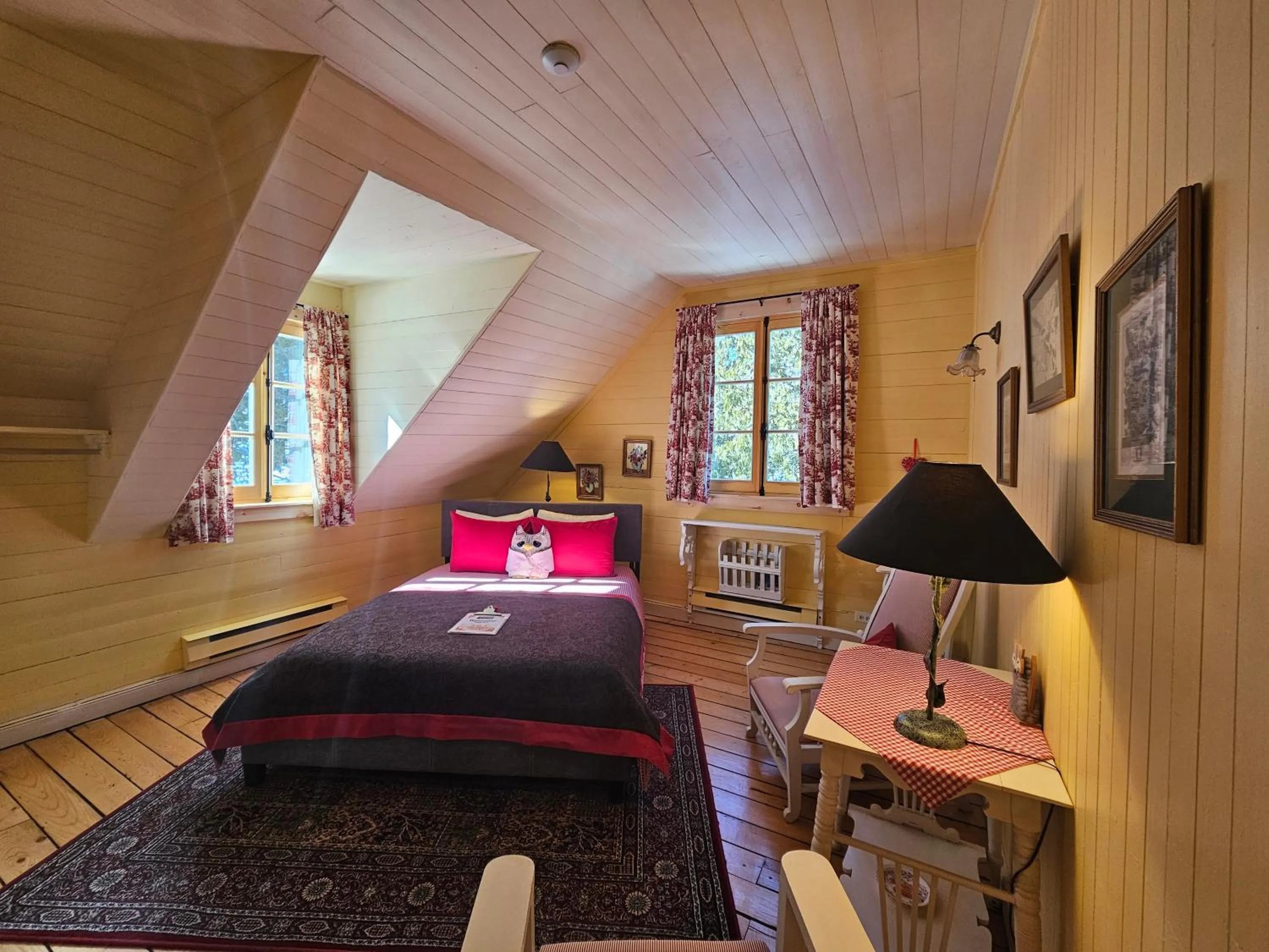 Bedroom, Bed in Auberge La Châtelaine