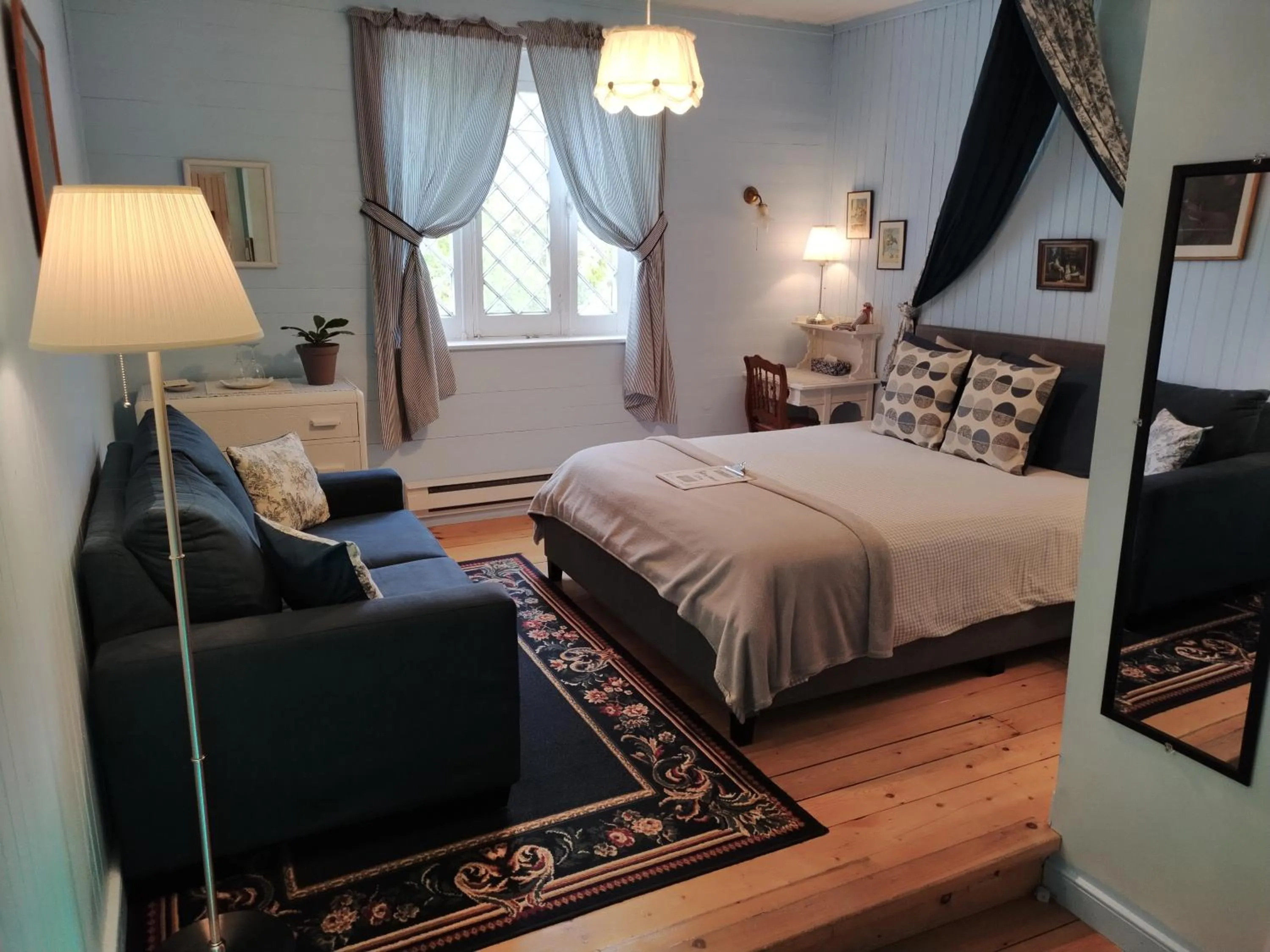 Deluxe Queen Room in Auberge La Châtelaine