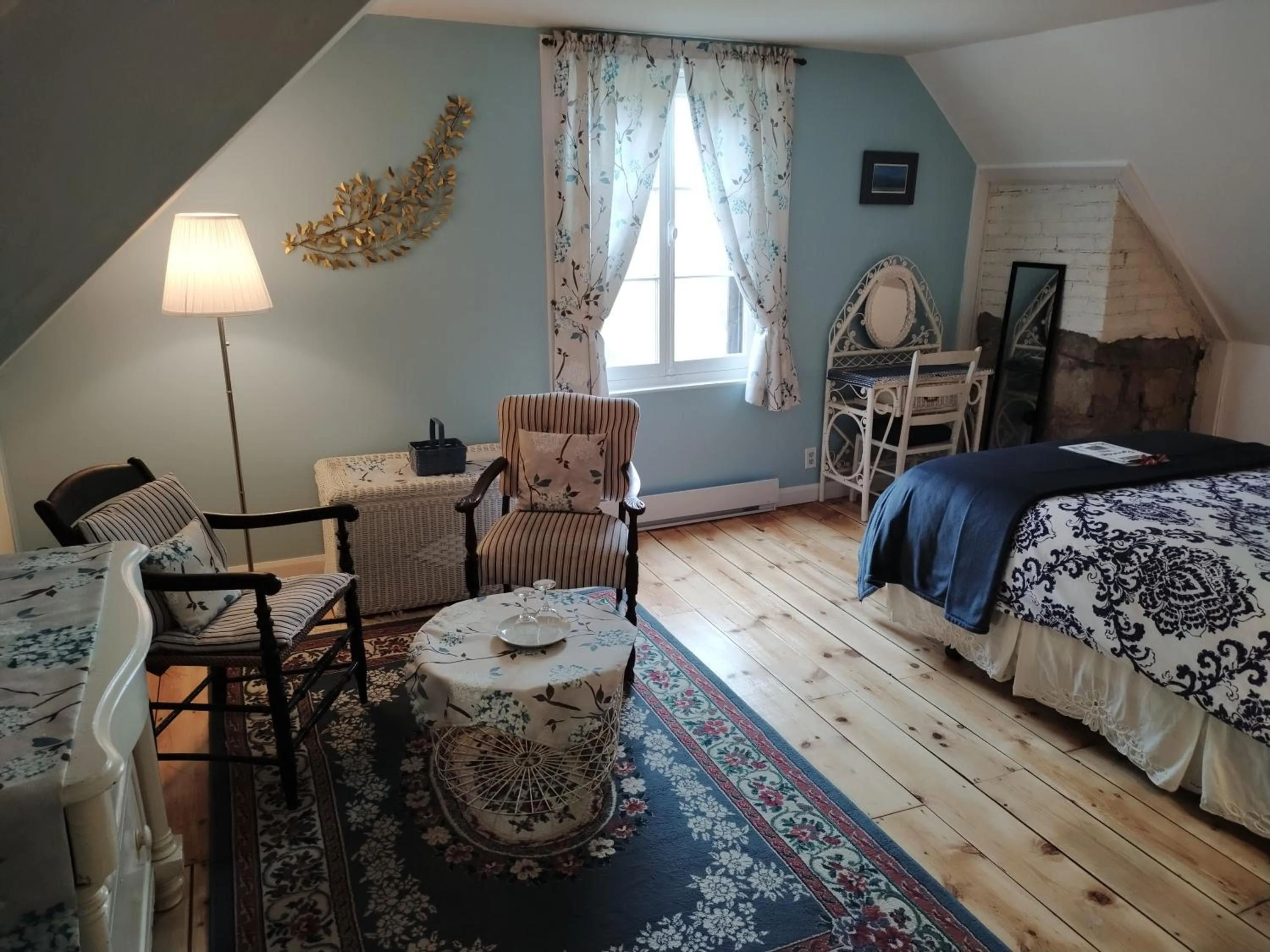 Photo of the whole room, Bed in Auberge La Châtelaine