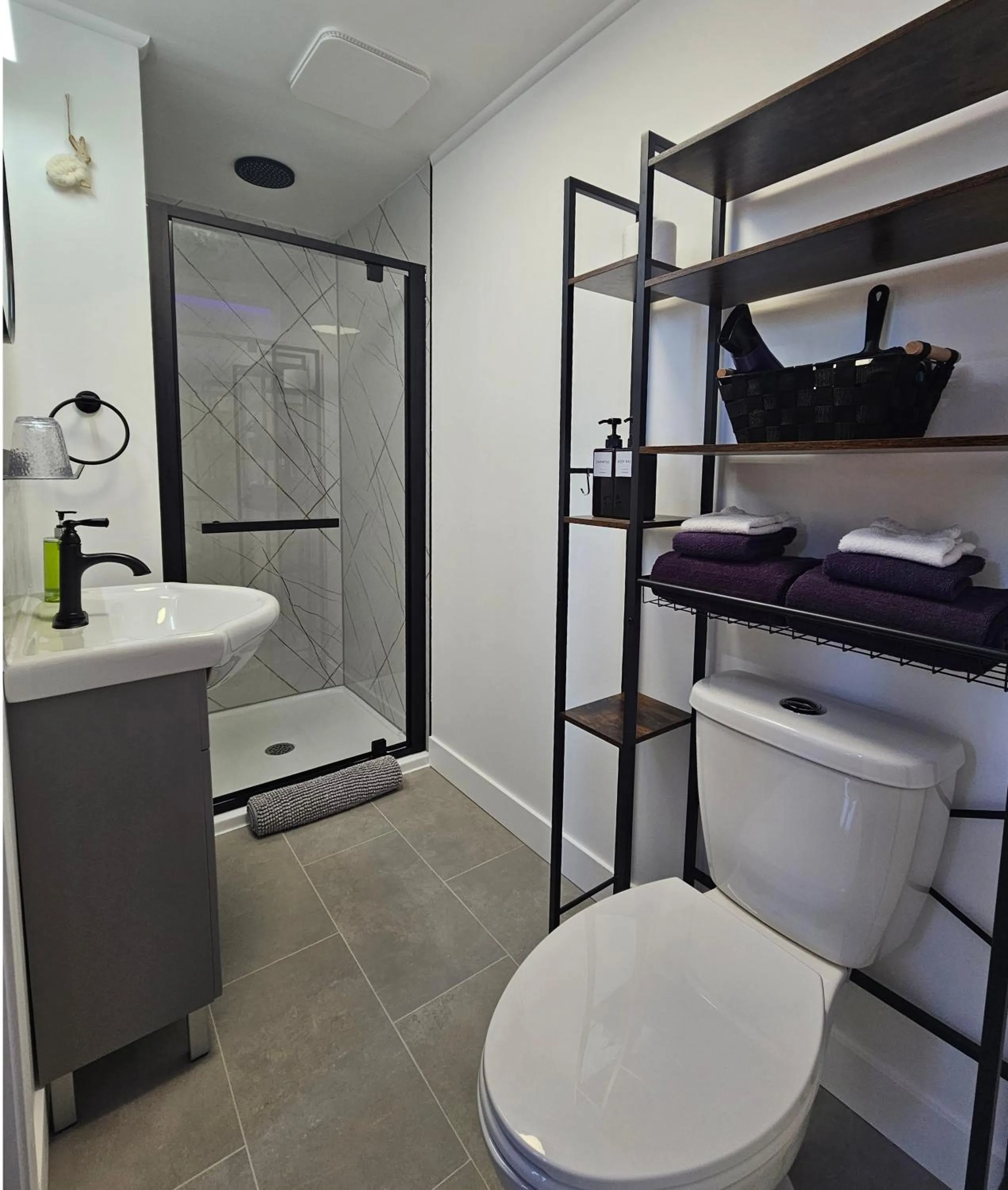 Bathroom, Bed in Auberge La Châtelaine