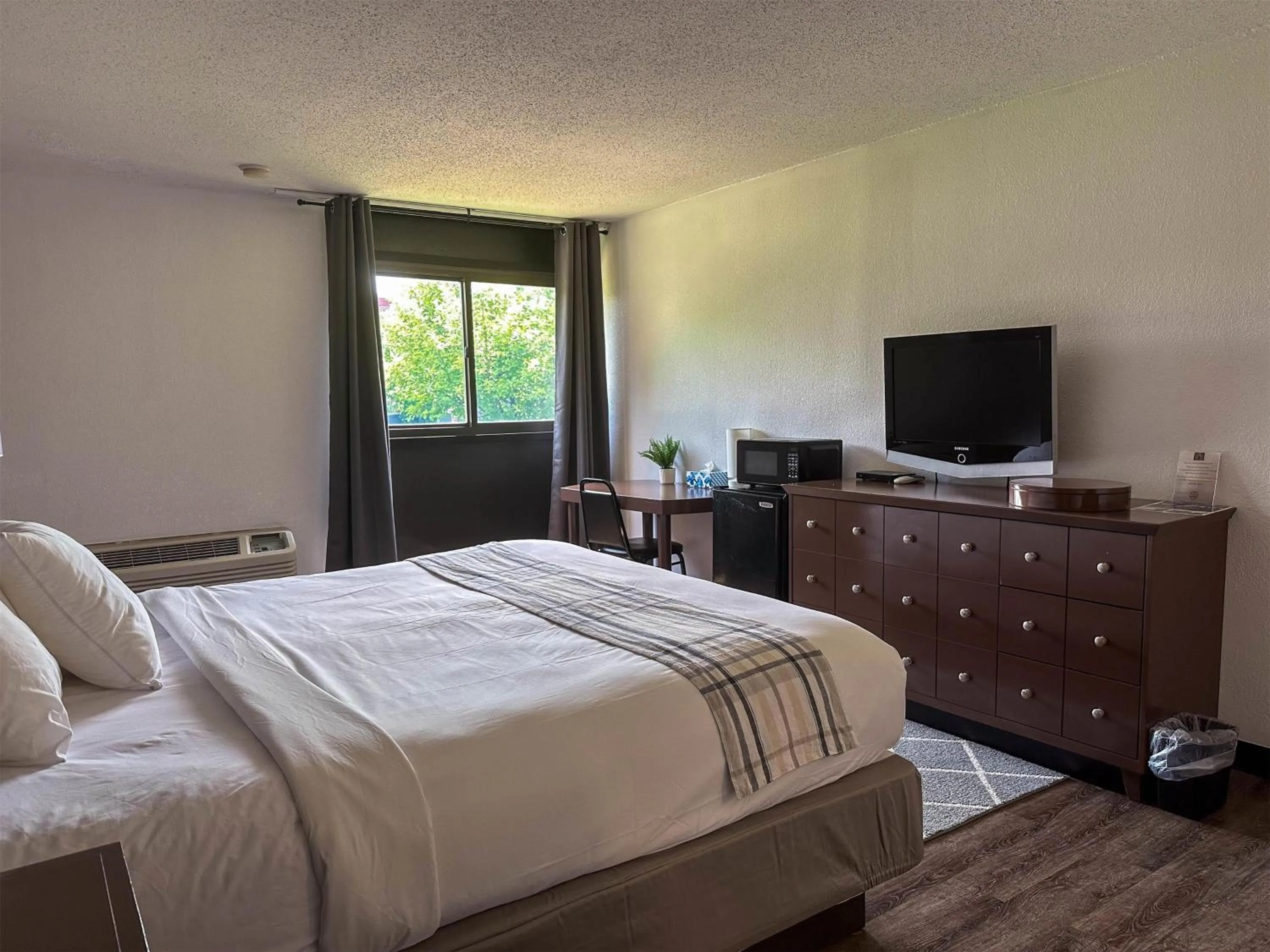 Bedroom, Bed in Motel 6 Rochester, NY - Airport