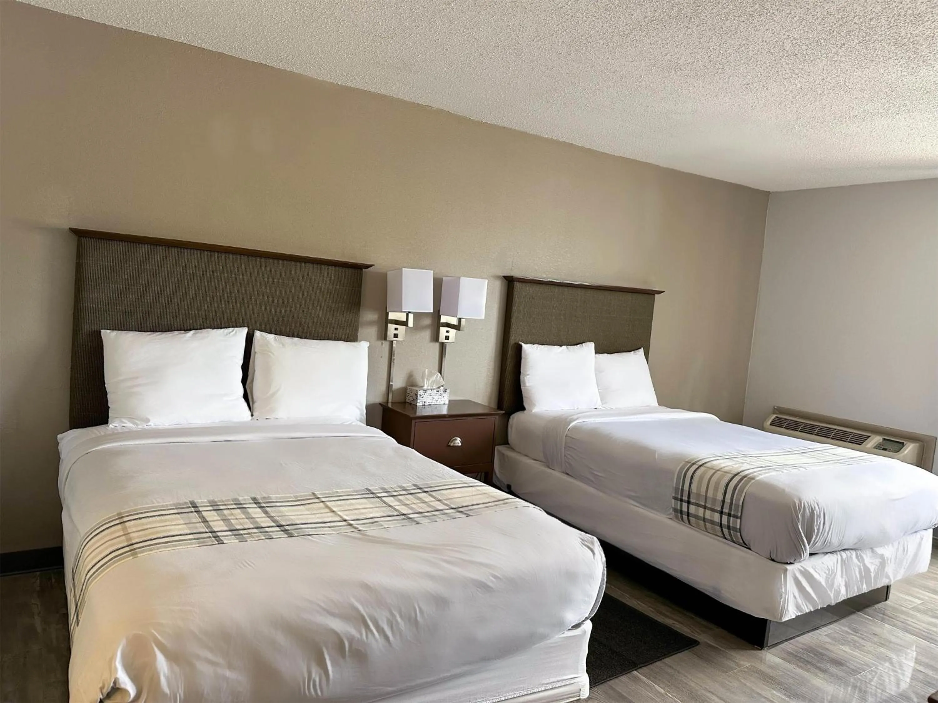 Bedroom, Bed in Motel 6 Rochester, NY - Airport