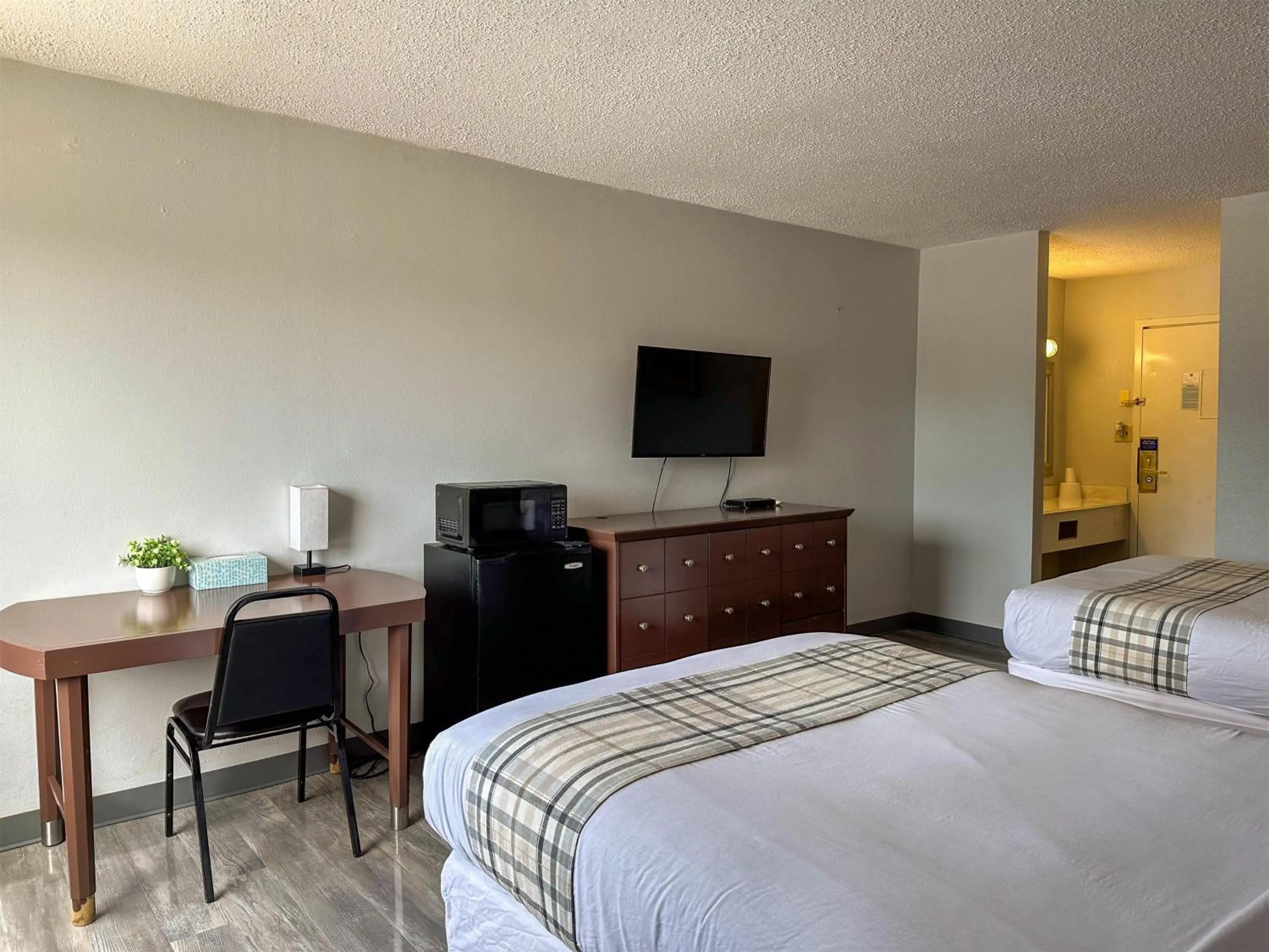 Bedroom, Bed in Motel 6 Rochester, NY - Airport