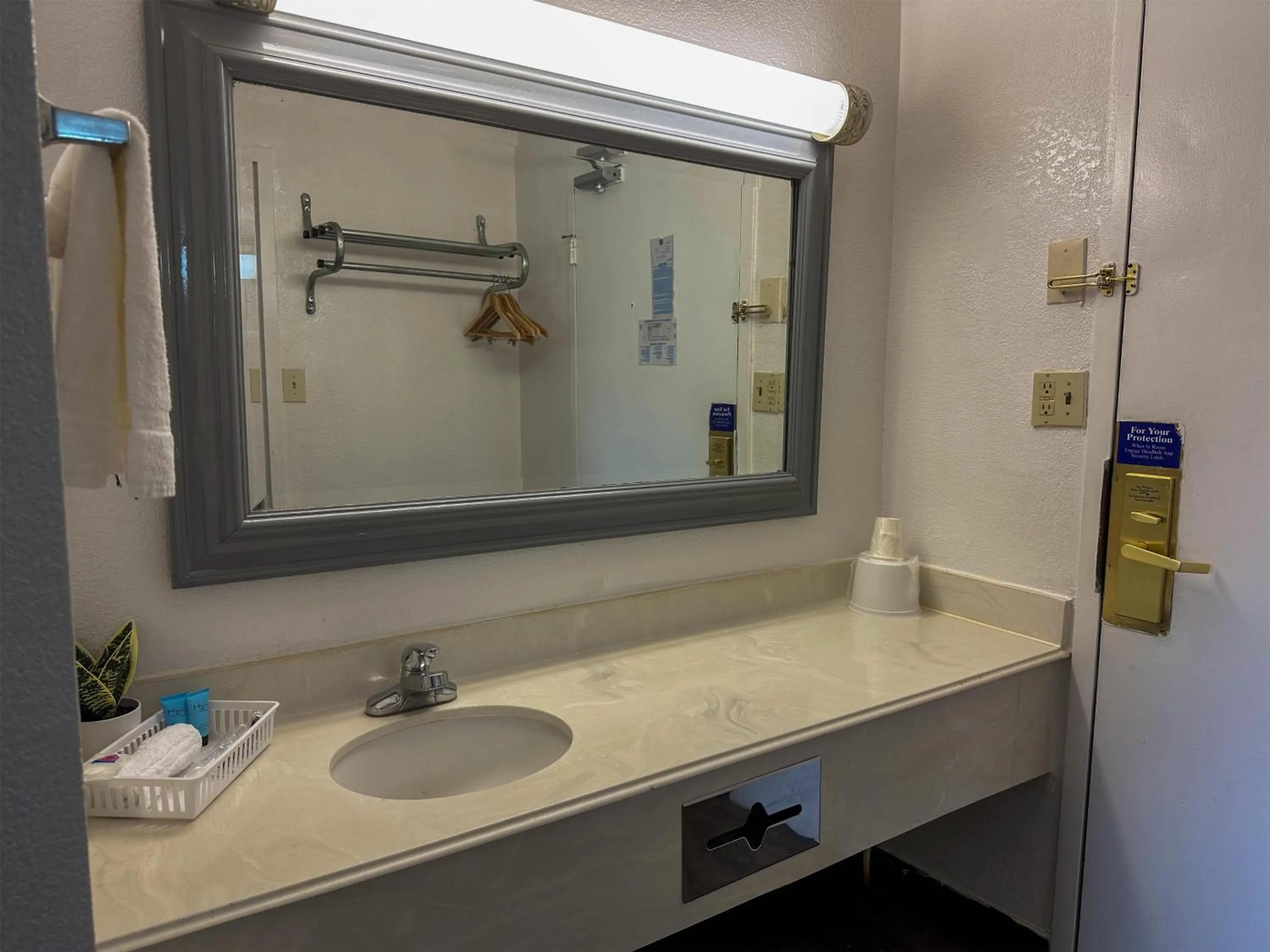 Bedroom in Motel 6 Rochester, NY - Airport