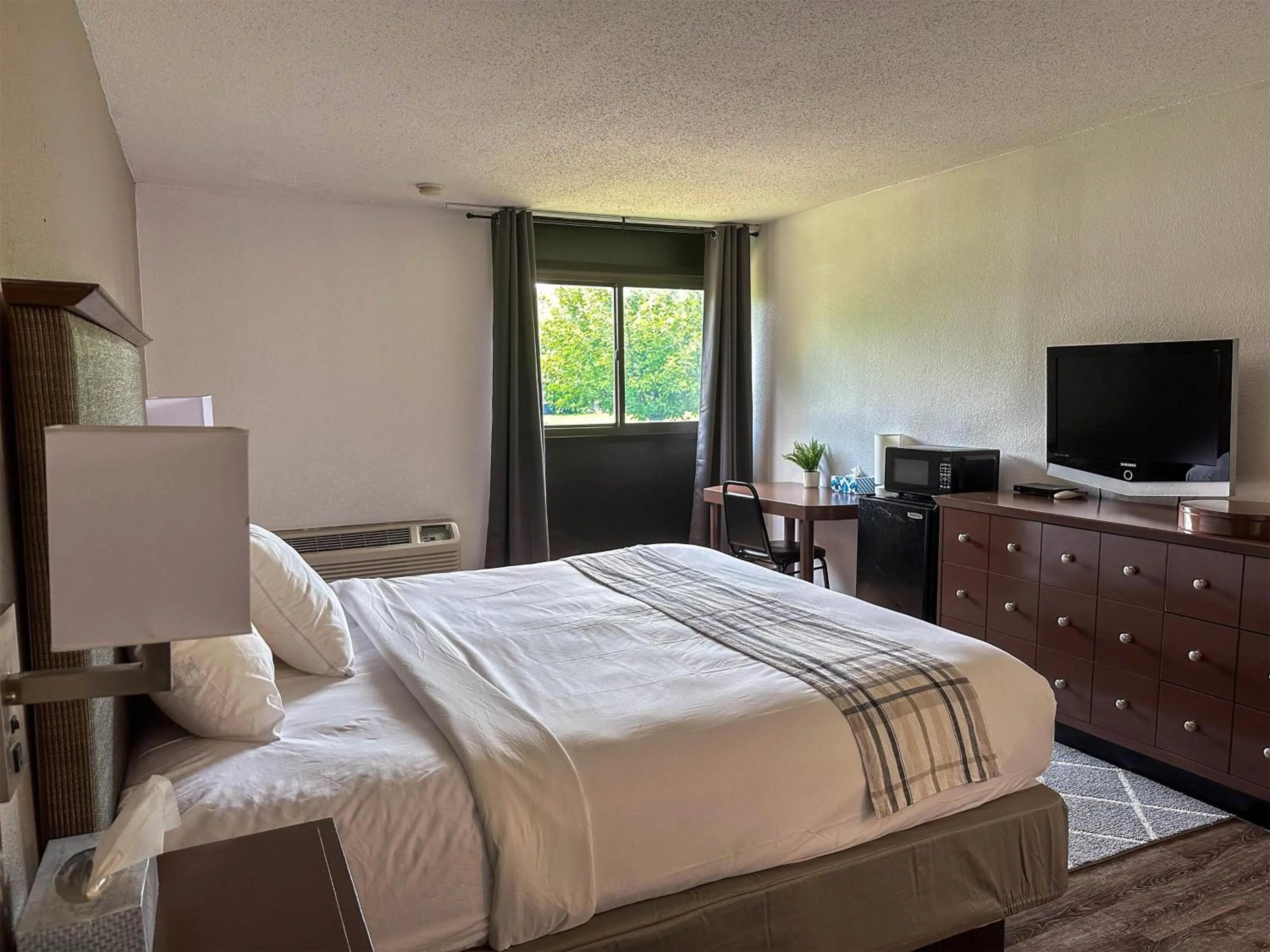 Bedroom, Bed in Motel 6 Rochester, NY - Airport