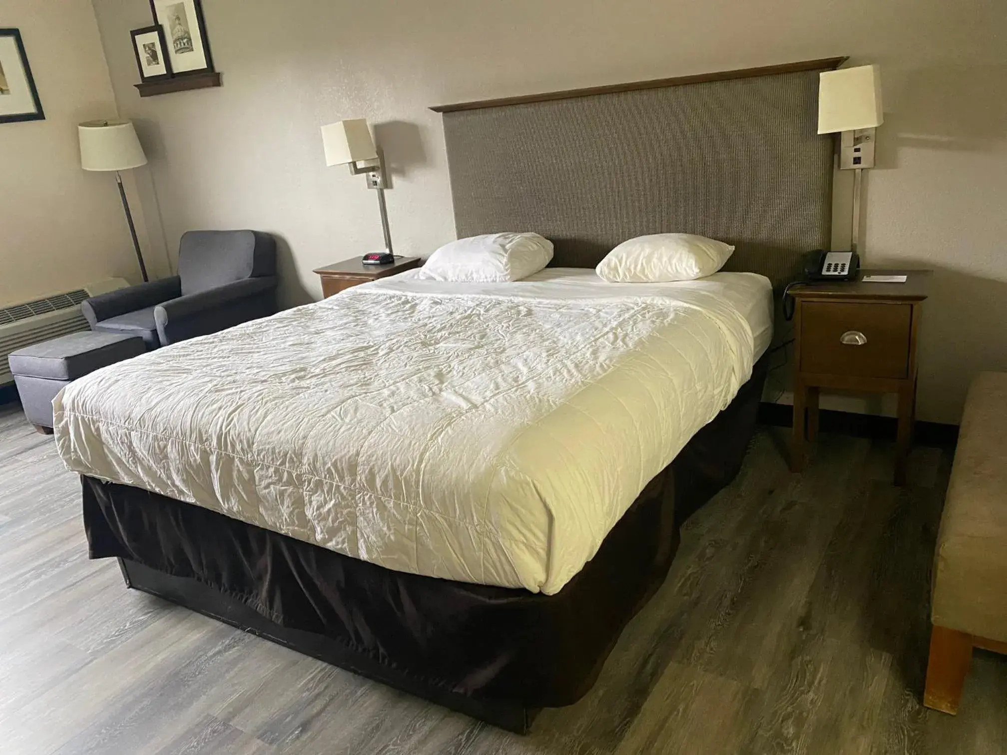 Bedroom, Bed in Motel 6 Rochester, NY - Airport Bedroom, Bed in Motel 6 Rochester, NY - Airport